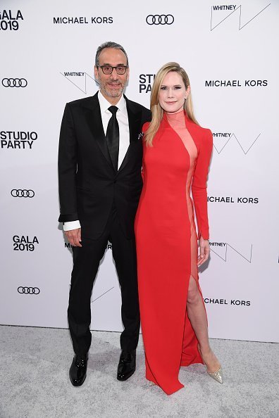 Stephanie March y Dan Benton posando en el Museo Americano de Historia Natural. │Imagen tomada de: Getty