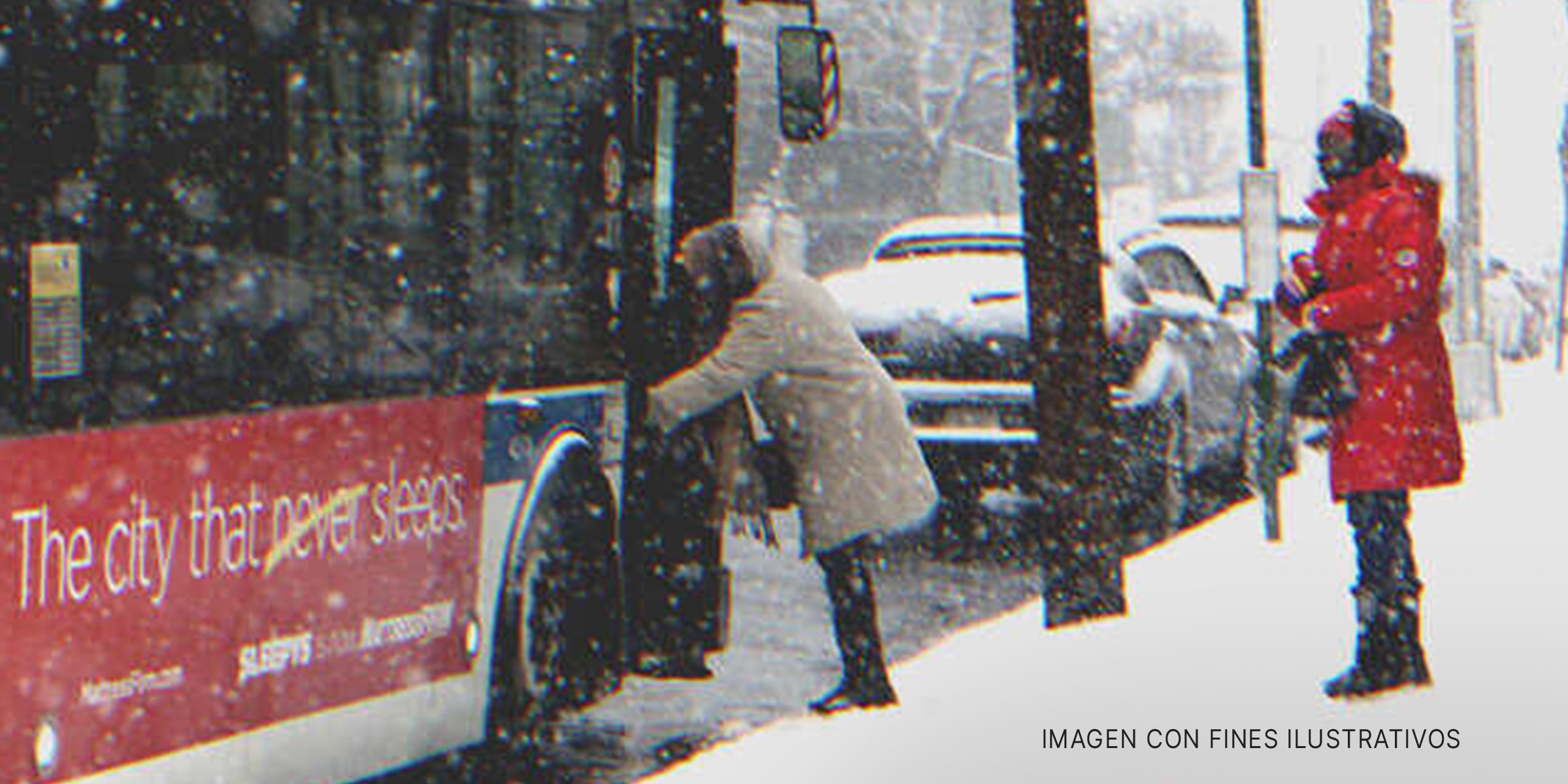 Personas bajo la nieve subiendo a un autobús | Foto: Shutterstock