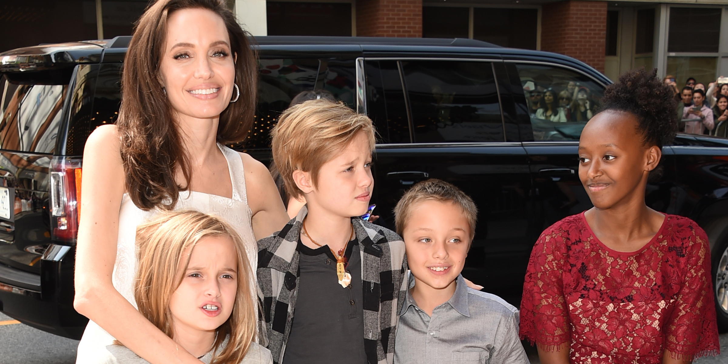 Angelina Jolie con sus hijos Zahara, Shiloh, Vivienne y Knox | Foto: Getty Images