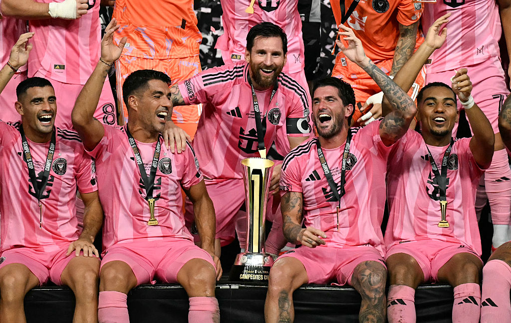 Lionel Messi levanta el trofeo junto a sus compañeros de equipo tras vencer al Cruz Azul de México en la final de la Campeones Cup, disputada en el Nu Stadium de Miami, Florida, el 16 de septiembre de 2026. | Fuente: Getty Images
