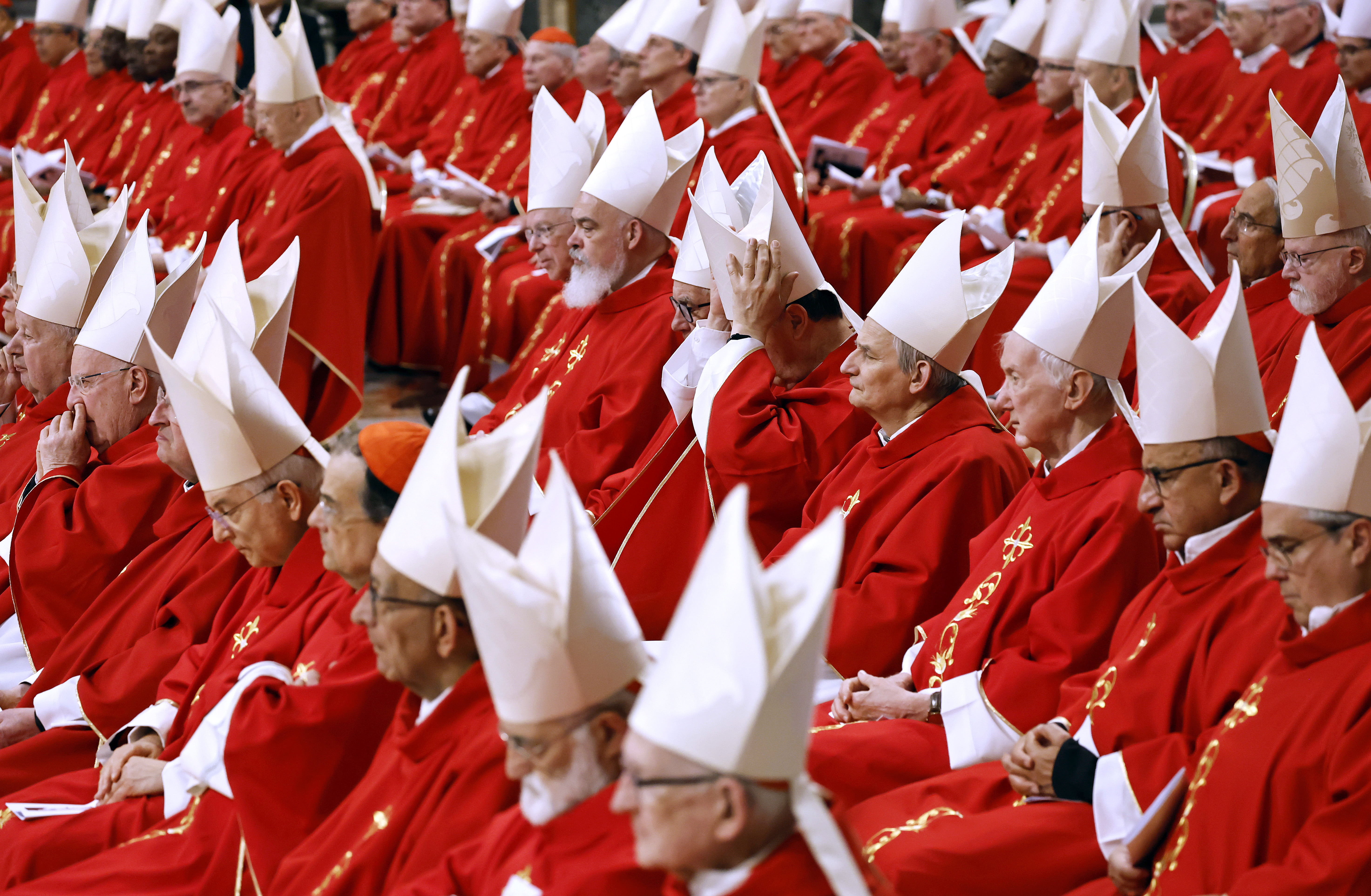 Cardenales asisten a la tercera misa de Novemdiales por el papa Francisco en la Basílica de San Pedro el 28 de abril de 2025. | Fuente: Getty Images