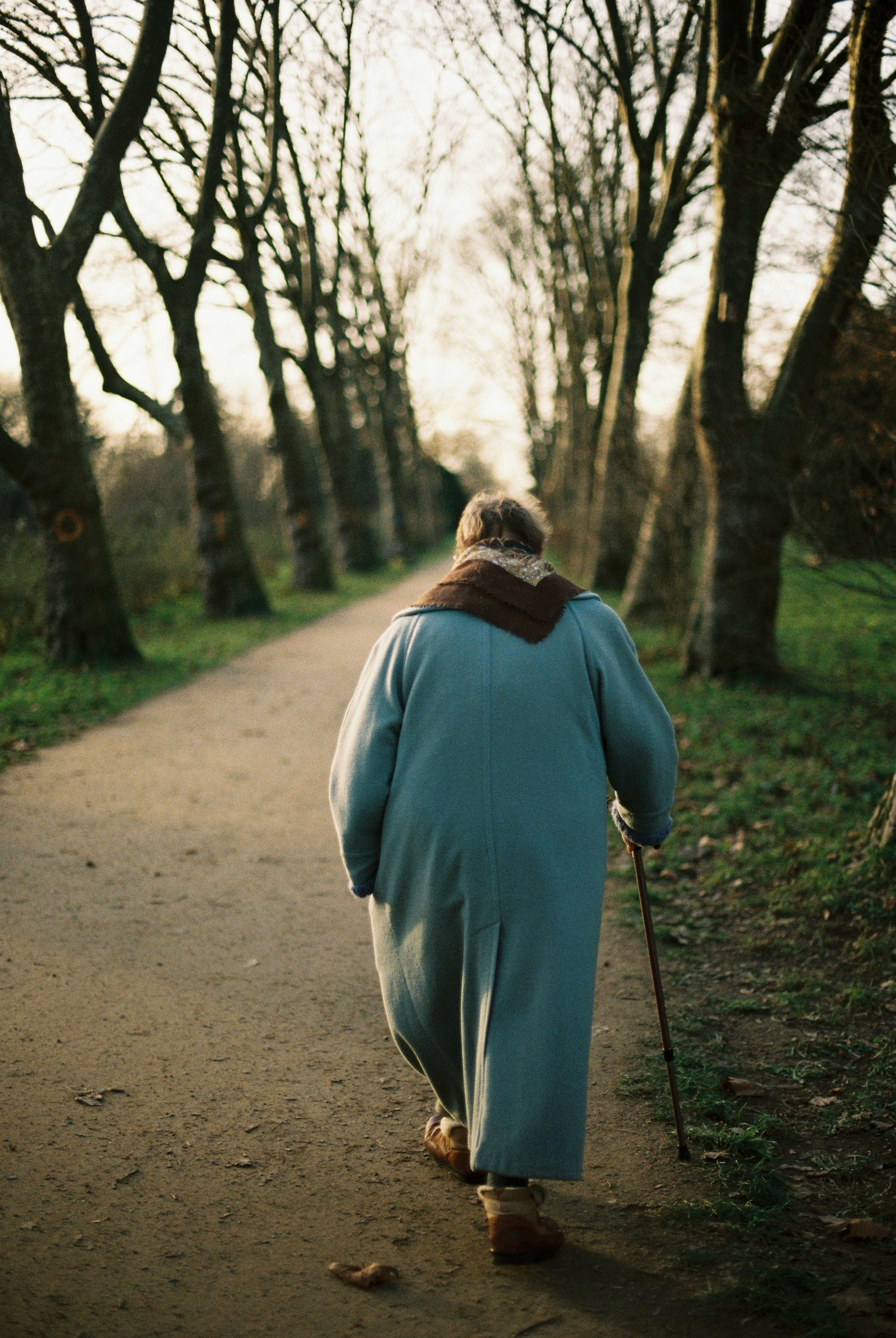 Una mujer mayor paseando por un parque | Fuente: Pexels