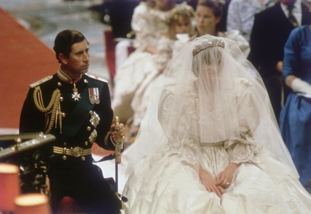 Príncipe Charles y princesa Diana en su boda. | Foto: Getty Images