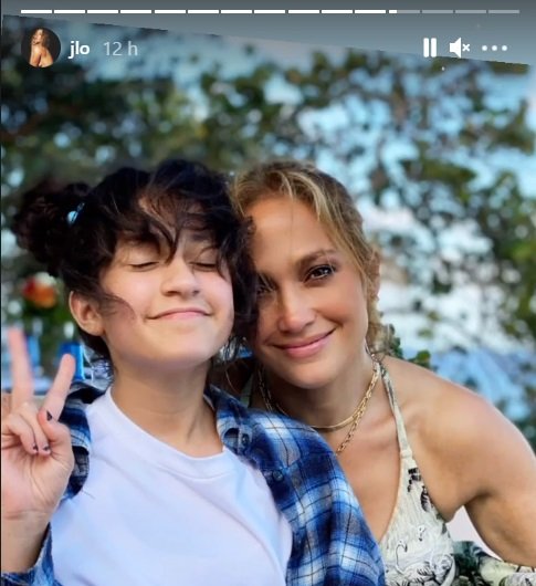 Jennifer López posa para la cámara junto a su hija Emme. | Foto: instagram.com/stories/jlo