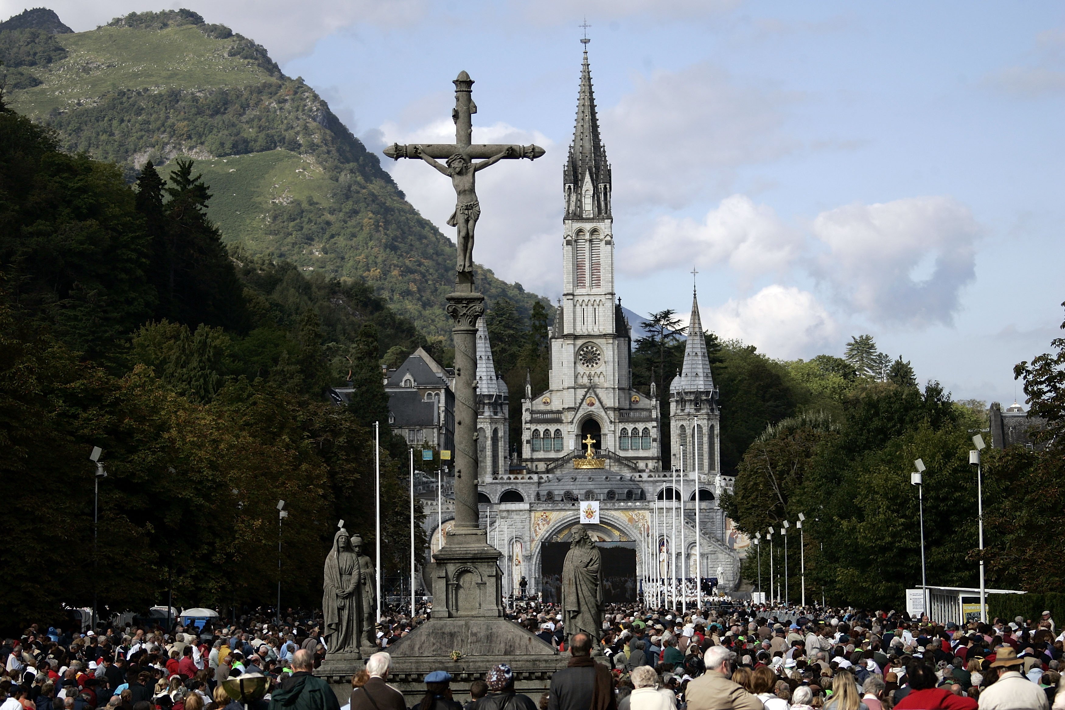 Congregación religiosa frente a la Basílica del Rosario en Lourdes, Francia || Fuente: Getty Images
