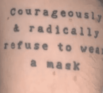 Leah Hooland muestra su tatuaje en su video de TikTok. | Foto: Captura de TikTok/wakaflockafloccar