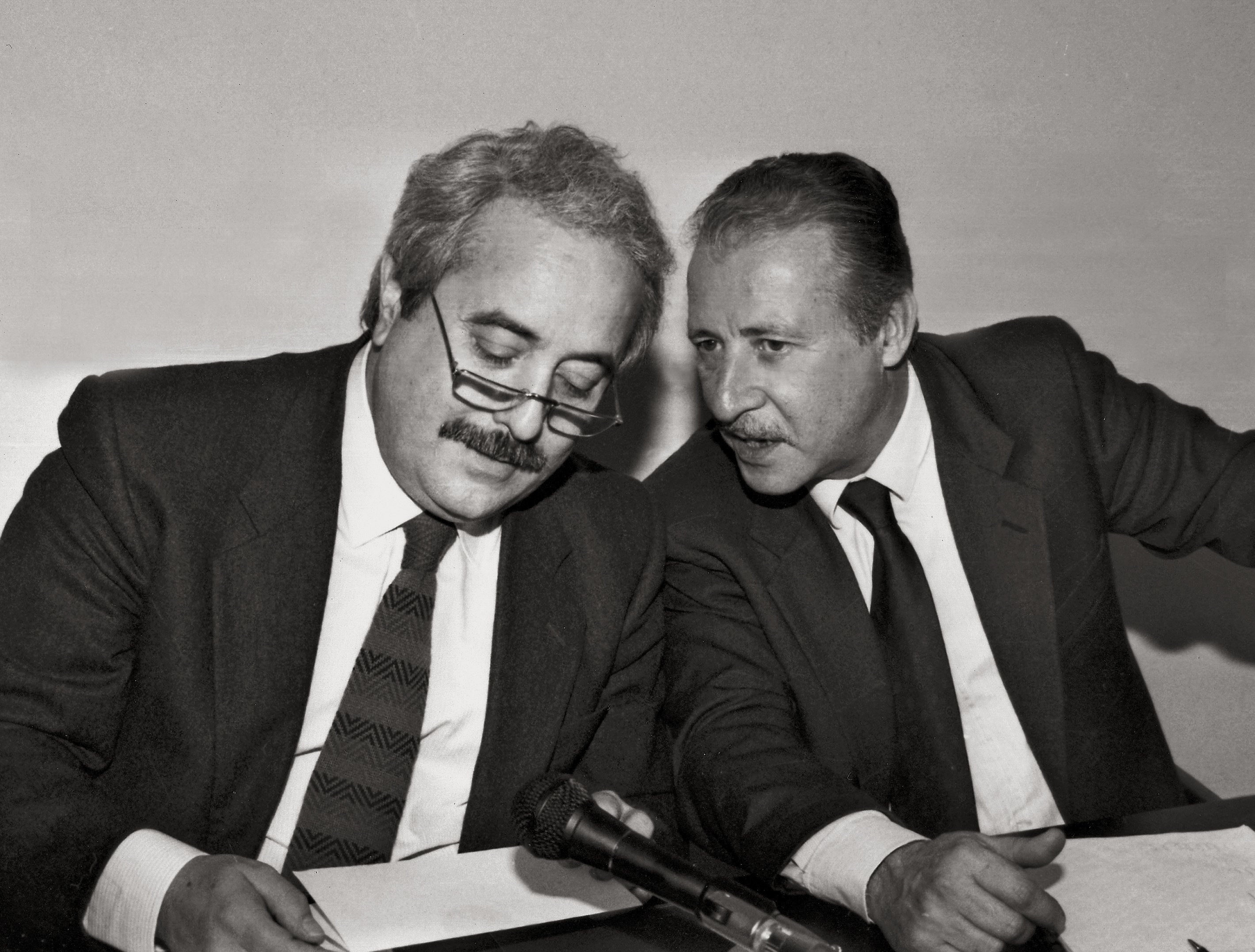 El magistrado Paolo Borsellino hablando con el magistrado Giovanni Falcone en Italia en la década de los 80. | Foto: Getty Images