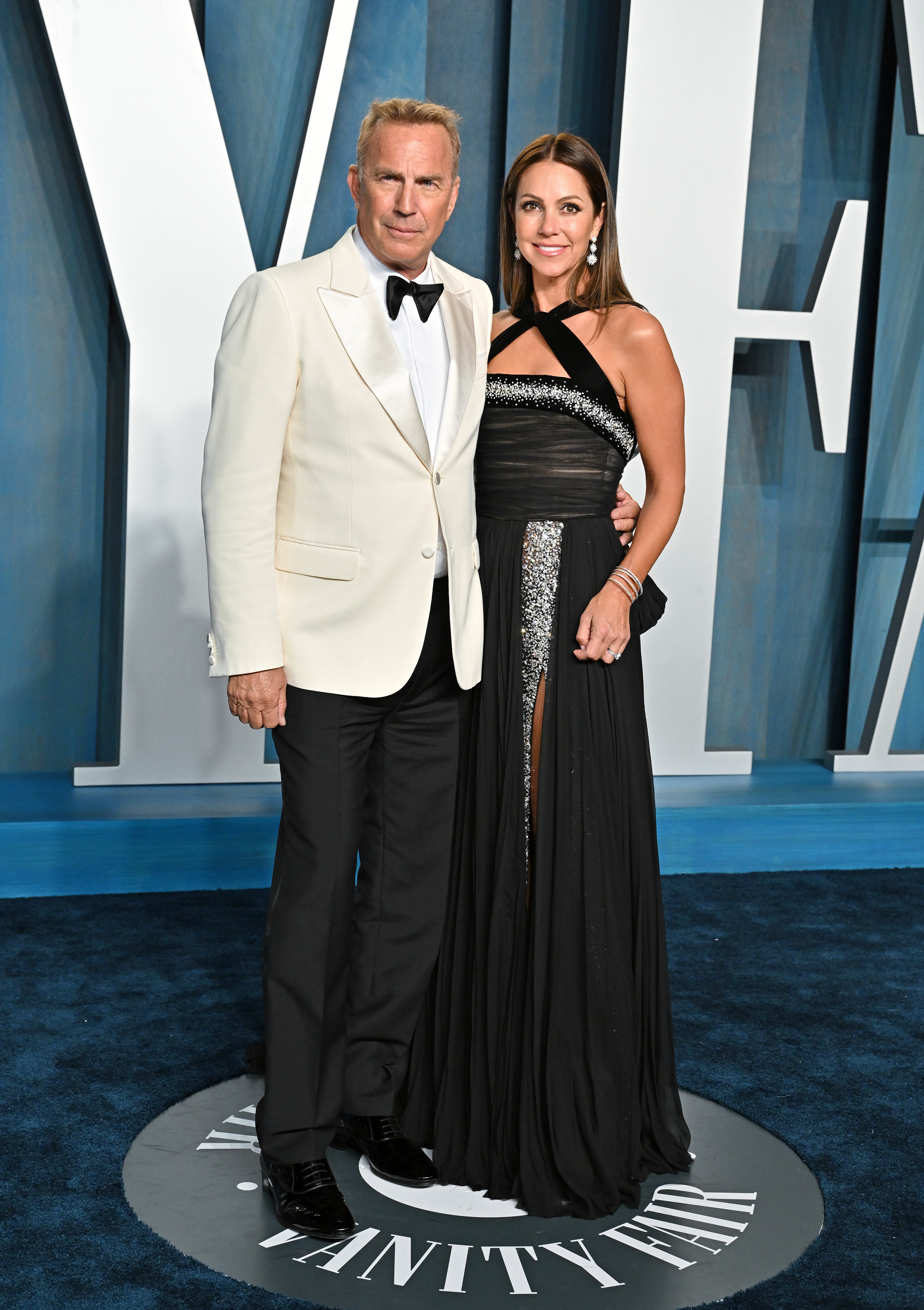 Kevin Costner y Christine Baumgartner en la fiesta de los Oscar de Vanity Fair en Beverly Hills, California, el 27 de marzo de 2022 | Foto: Getty Images