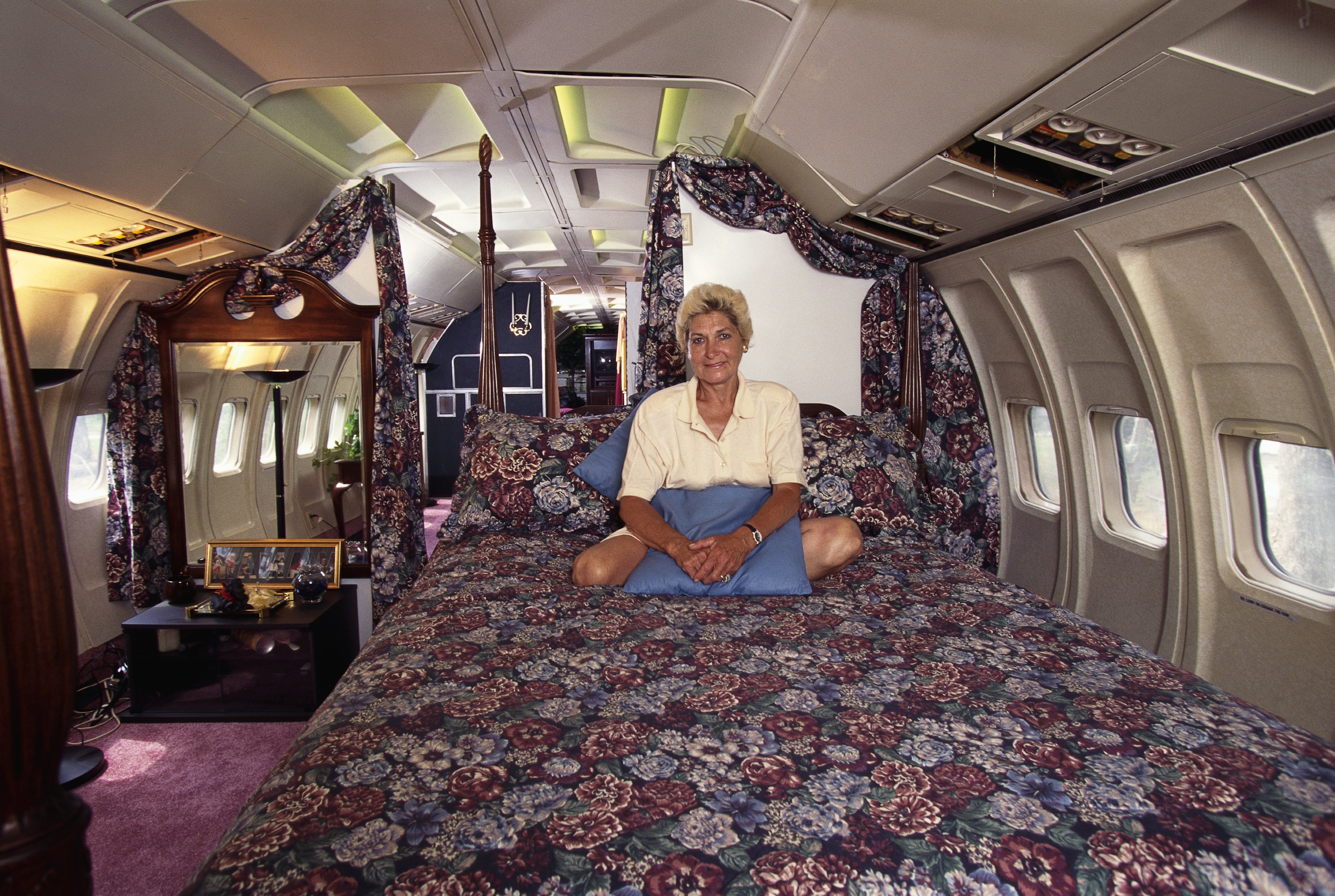 Jo Ann Ussery se sienta en su cama dentro de su Boeing 727. | Foto: Getty Images