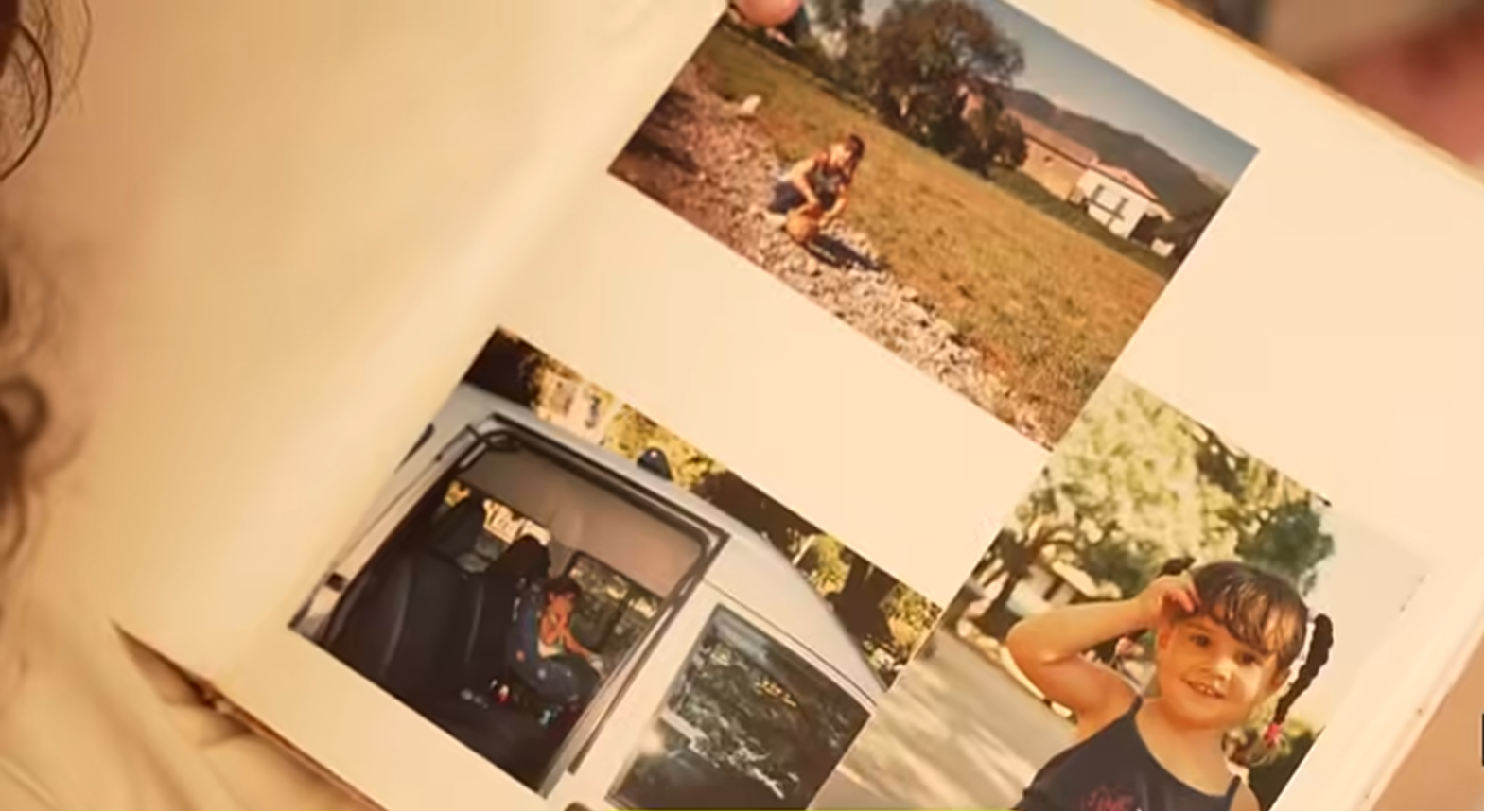 Noelia Castillo Ramos mostrando fotografías de su infancia | Fuente: Facebook/Antena 3 Noticias