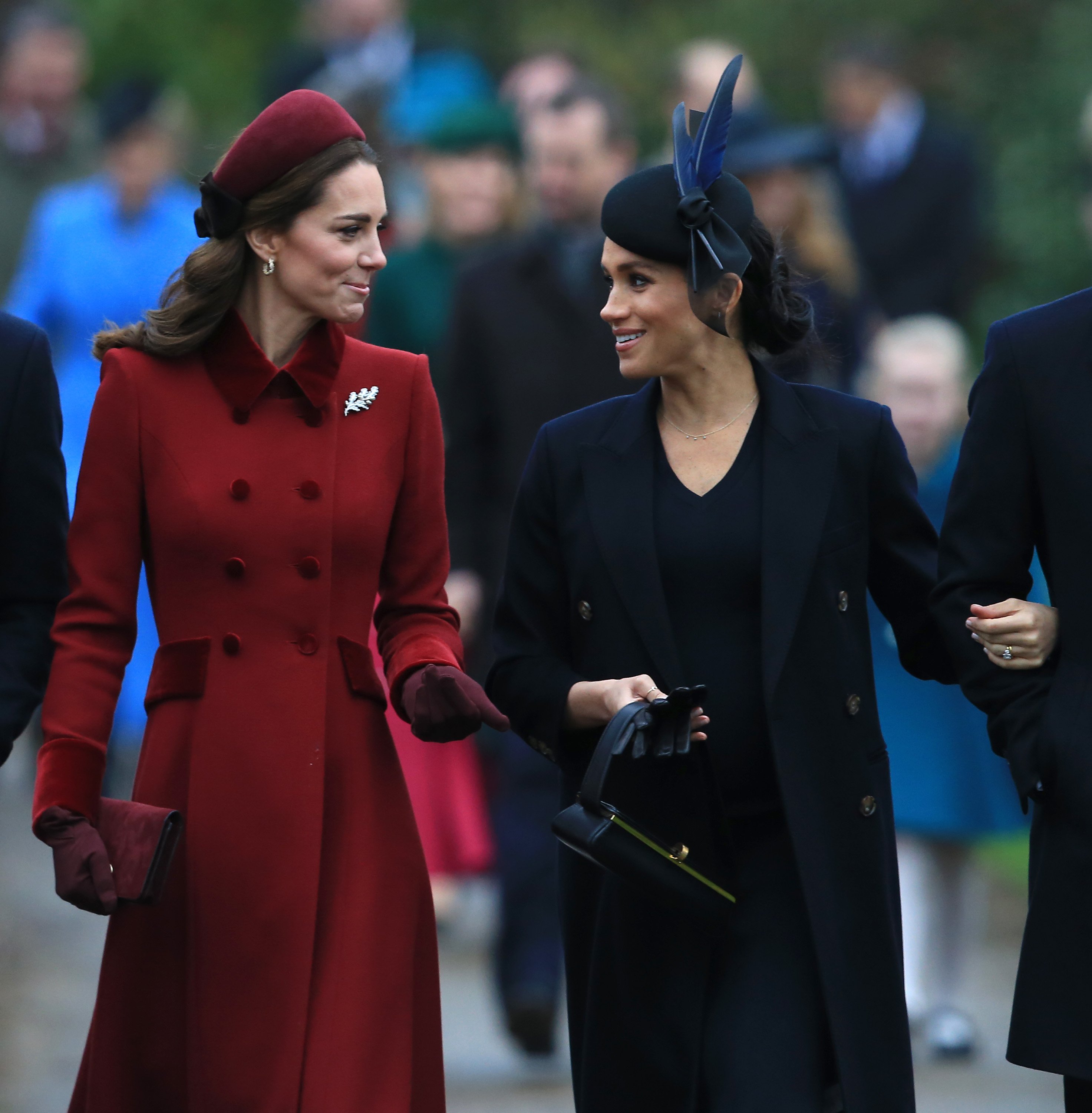 Kate Middleton y Meghan Markle conversan en un evento. Fuente: Getty Images