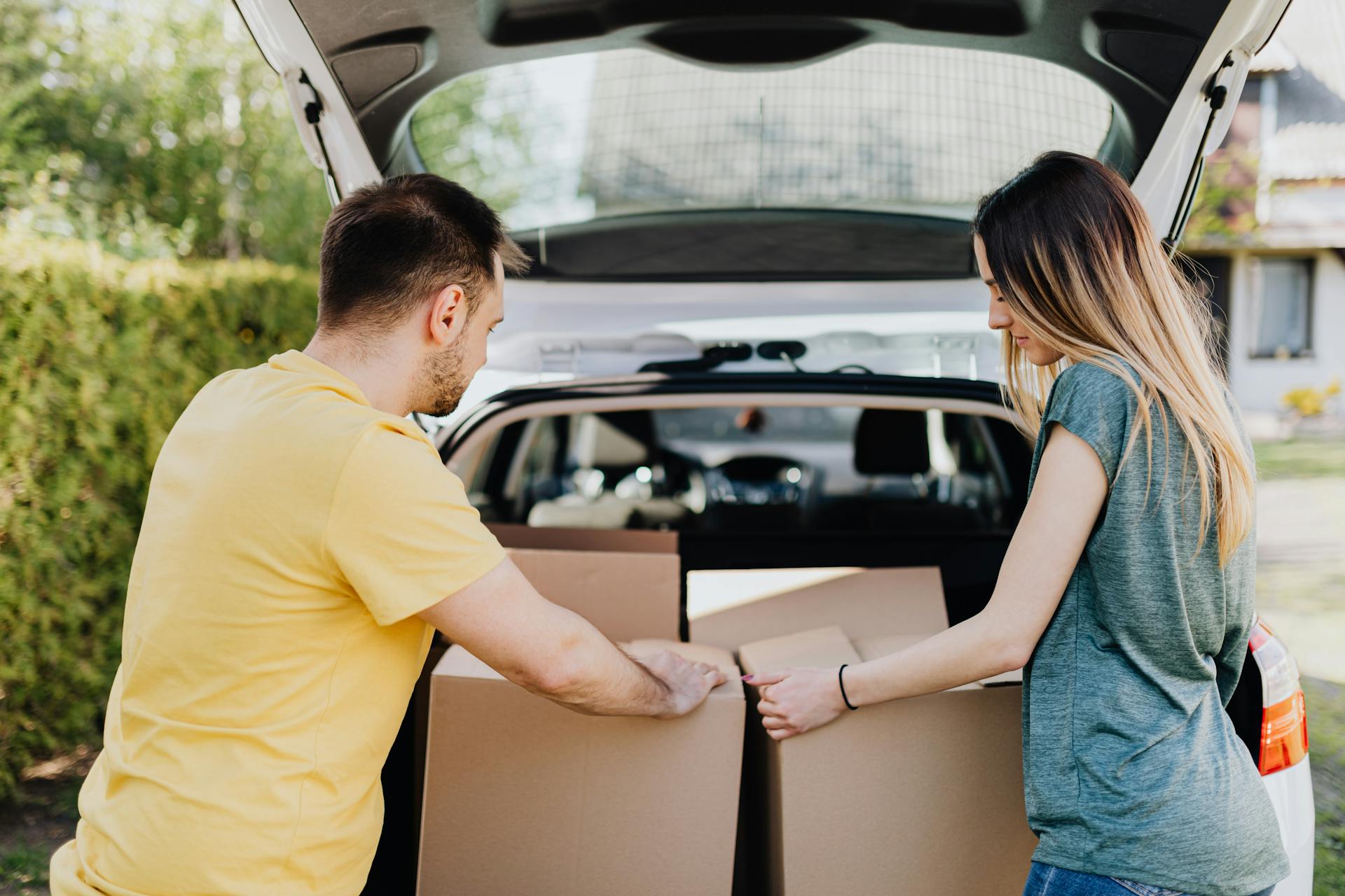 Una pareja descarga cajas de su Automóvil | Fuente: Pexels