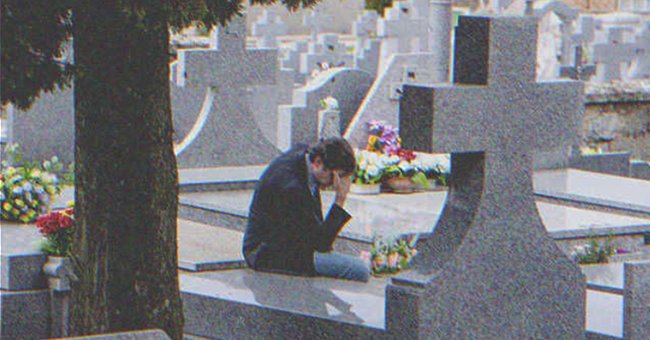 Un hombre llora en una tumba | Foto: Shutterstock