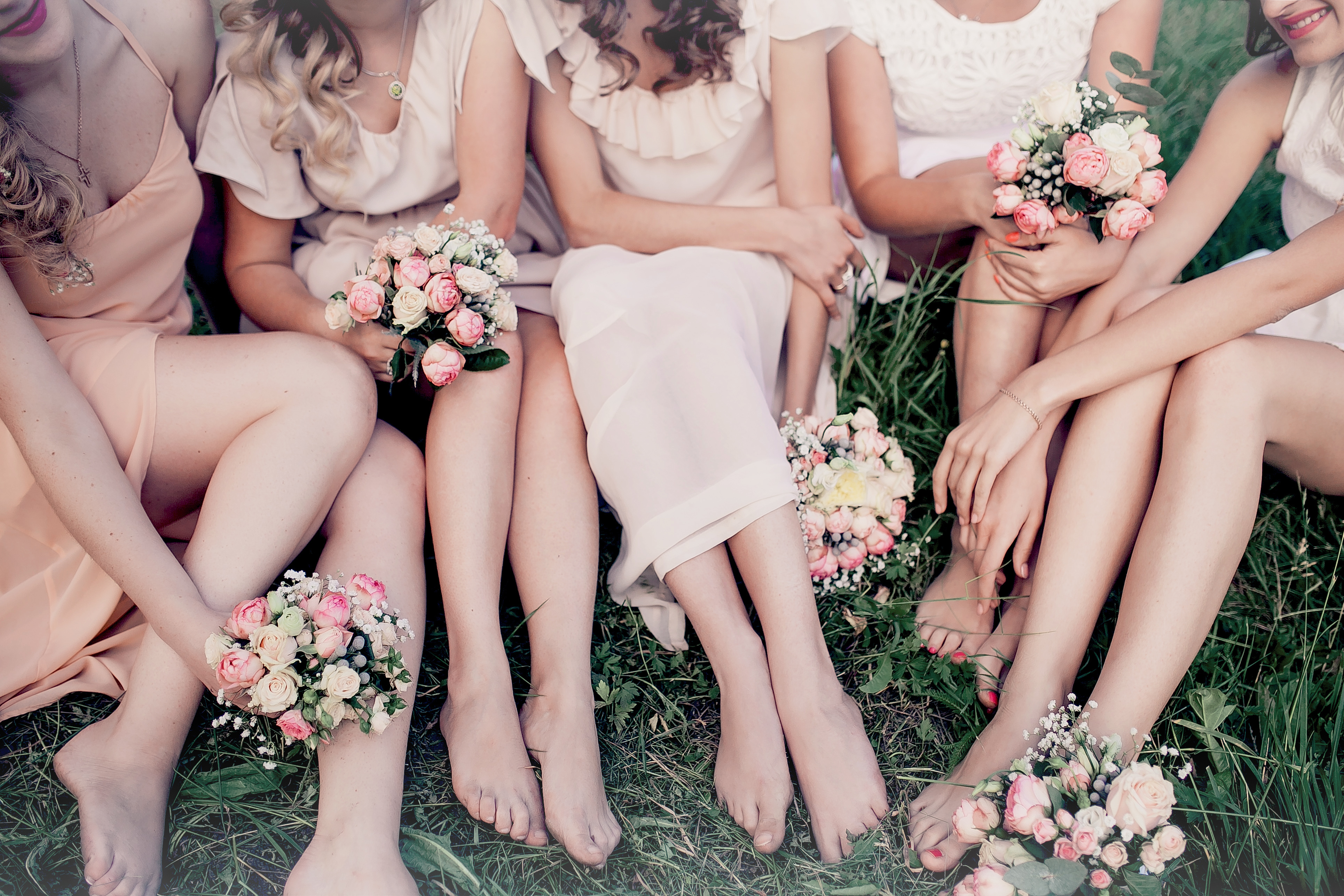 Mujeres sentadas juntas | Foto: Shutterstock