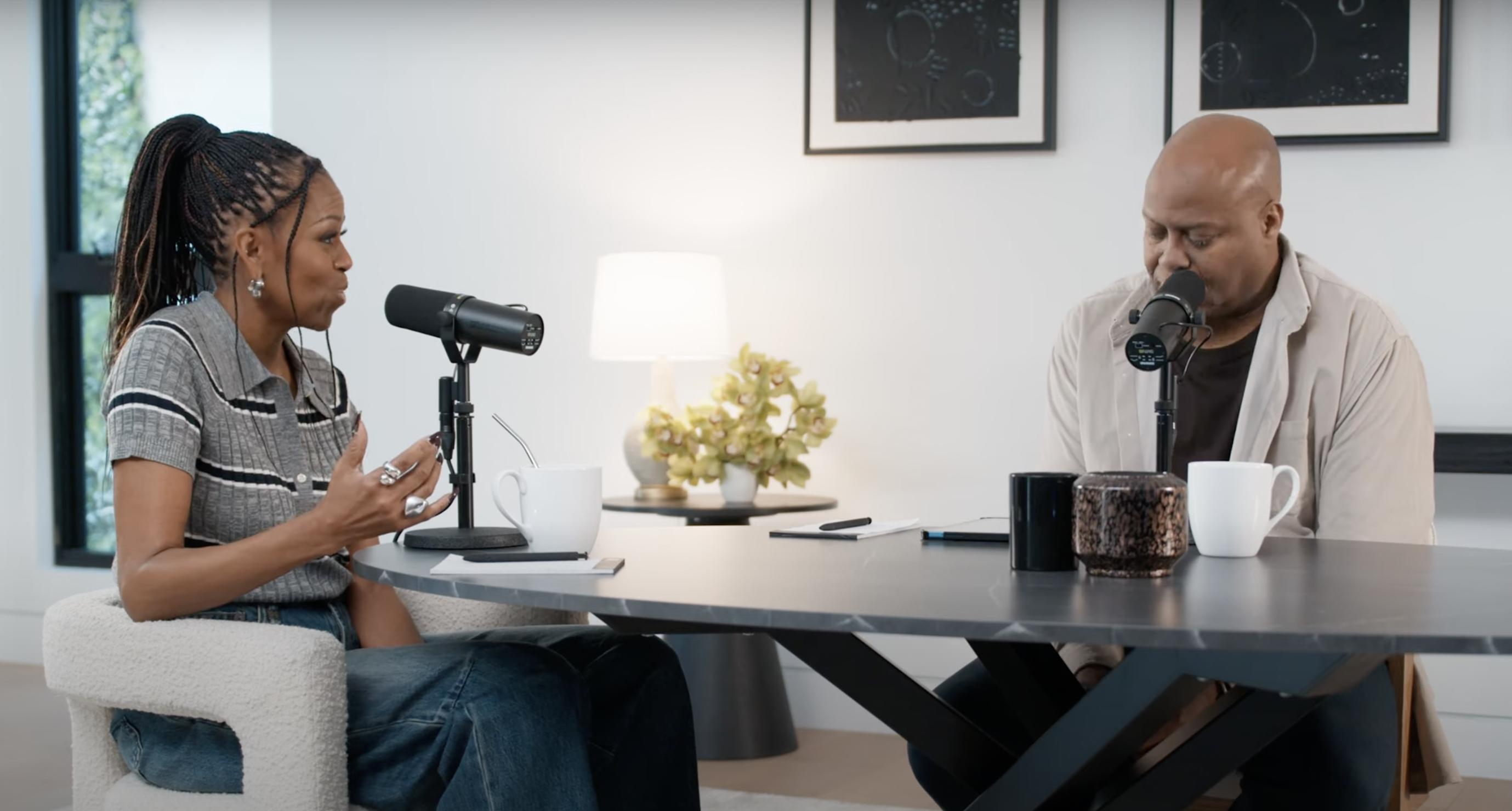 Michelle Obama y Craig Robinson en su podcast, de marzo de 2025 | Fuente: YouTube/MichelleObama