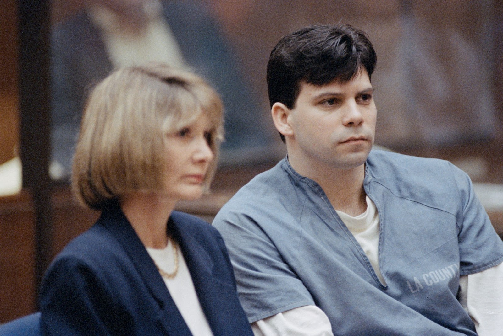 Lyle Menéndez con su abogada en el tribunal de Los Ángeles el 9 de marzo de 1994 | Fuente: Getty Images