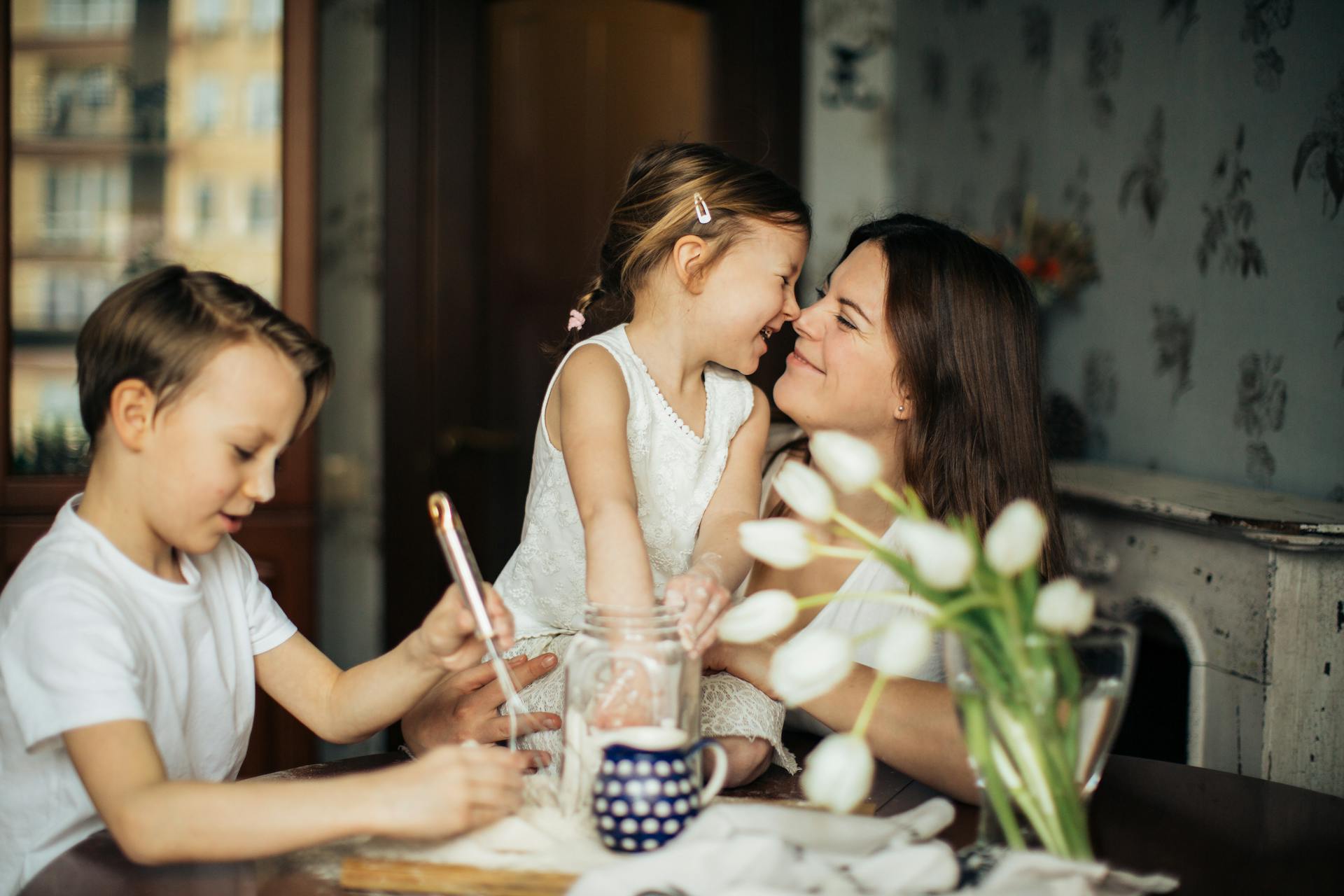 Una madre con dos hijos | Fuente: Pexels