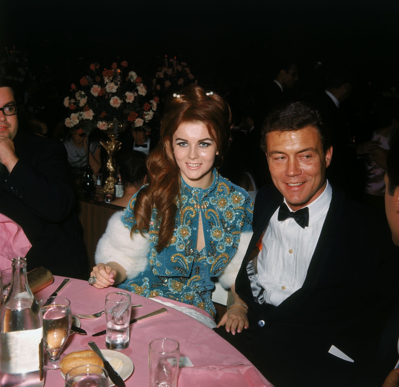 La estrella de la televisión y Roger Smith en la ceremonia de los Premios de la Academia el 13 de abril de 1965, en Santa Mónica, California | Fuente: Getty Images