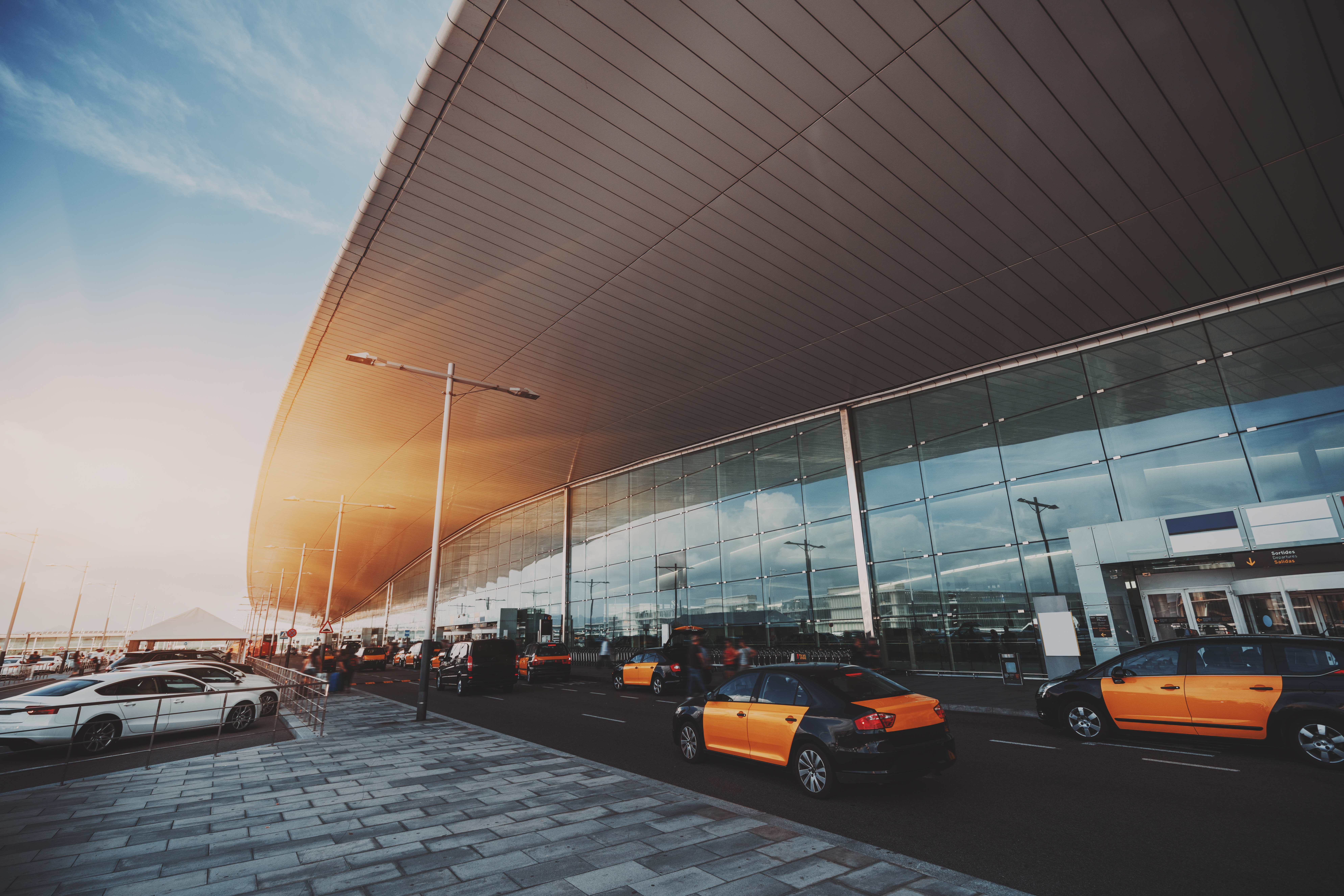 Cabina frente a la entrada de un aeropuerto moderno | Fuente: Shutterstock