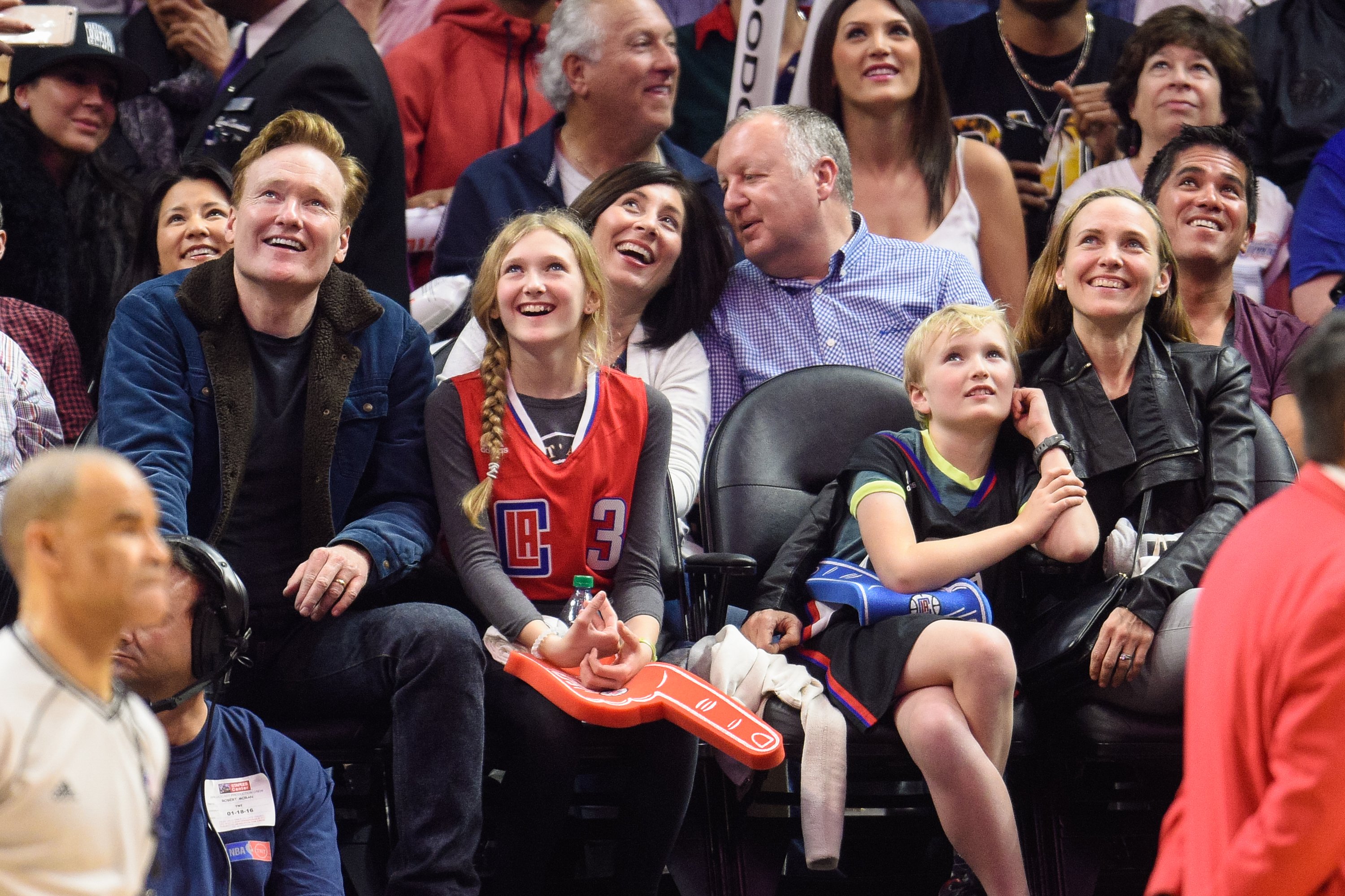 Conan O'Brien, su hija Neve, su hijo Beckett y su esposa Liza Powel O'Brien asisten a un partido de baloncesto entre los Houston Rockets y Los Ángeles Clippers en el Staples Center el 18 de enero de 2016, en Los Ángeles, California. | Foto: Getty Images
