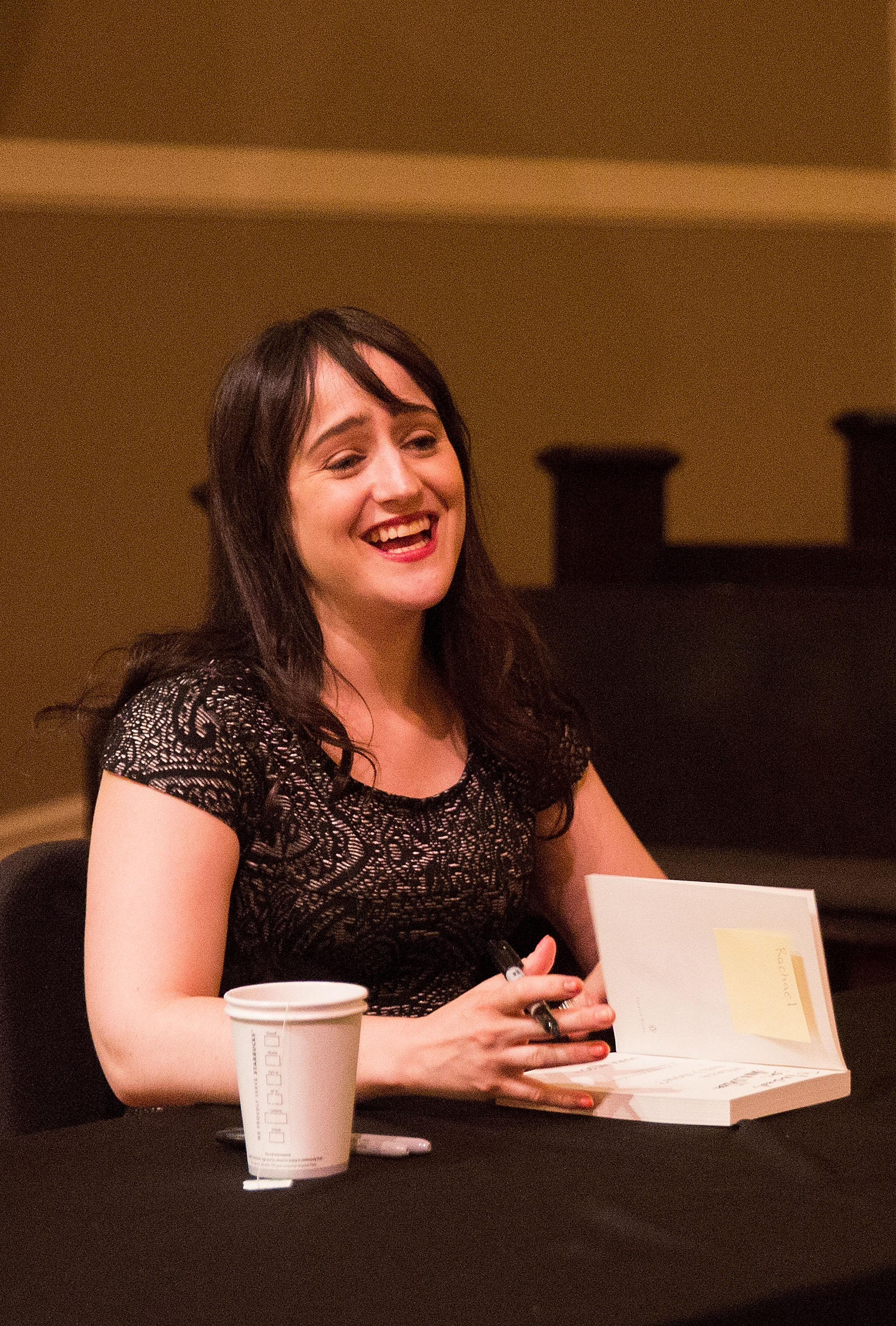 Mara Wilson firma ejemplares de su nuevo libro en el Town Hall Seattle el 21 de septiembre de 2016 en Seattle, Washington. | Fuente: Getty Images