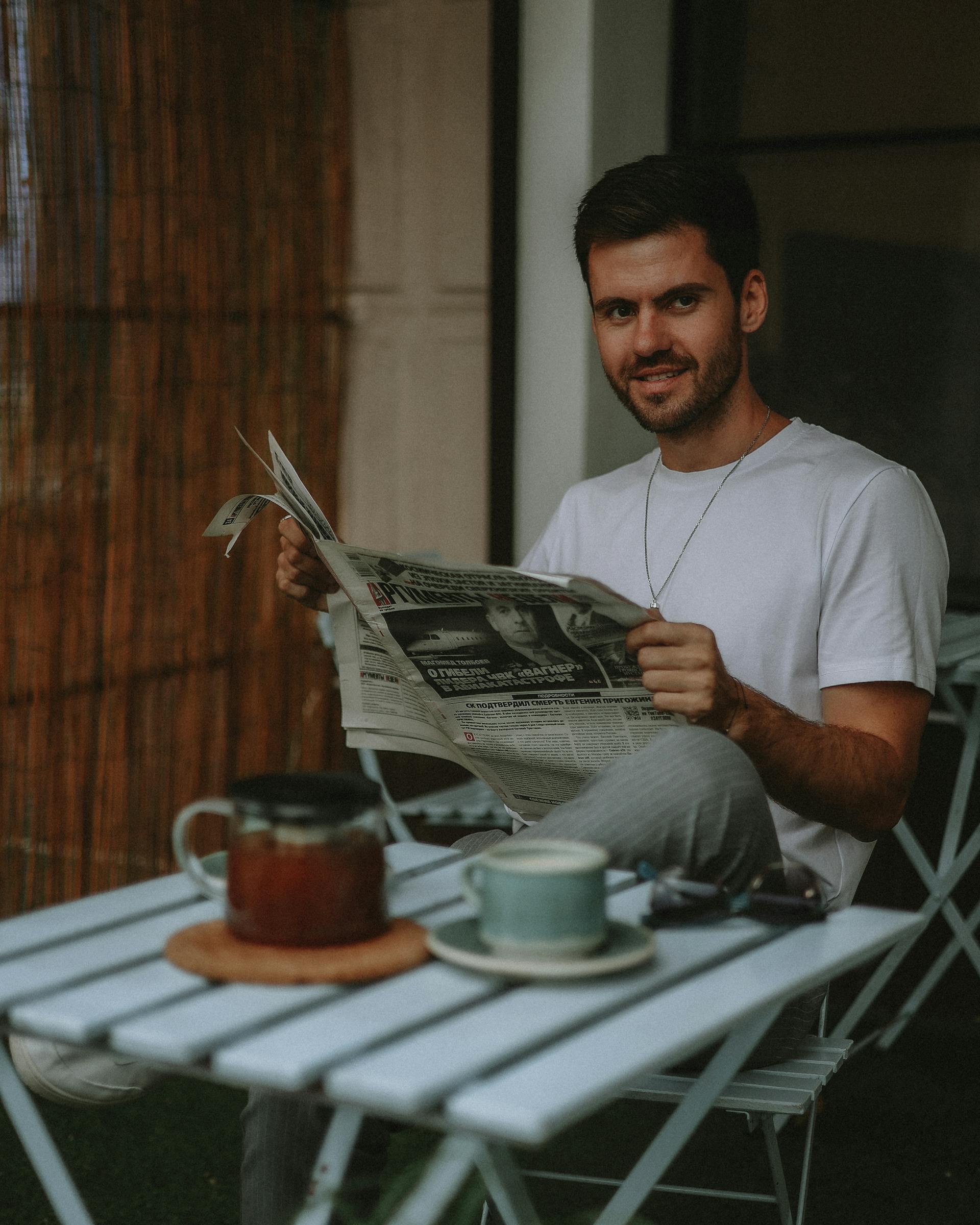 Un hombre sentado al aire libre | Fuente: Pexels