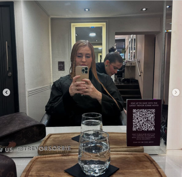 Morgan McGlynn Carr posa delante de un espejo, con fecha del 2 de julio de 2025 | Fuente: Instagram/morgancheeses