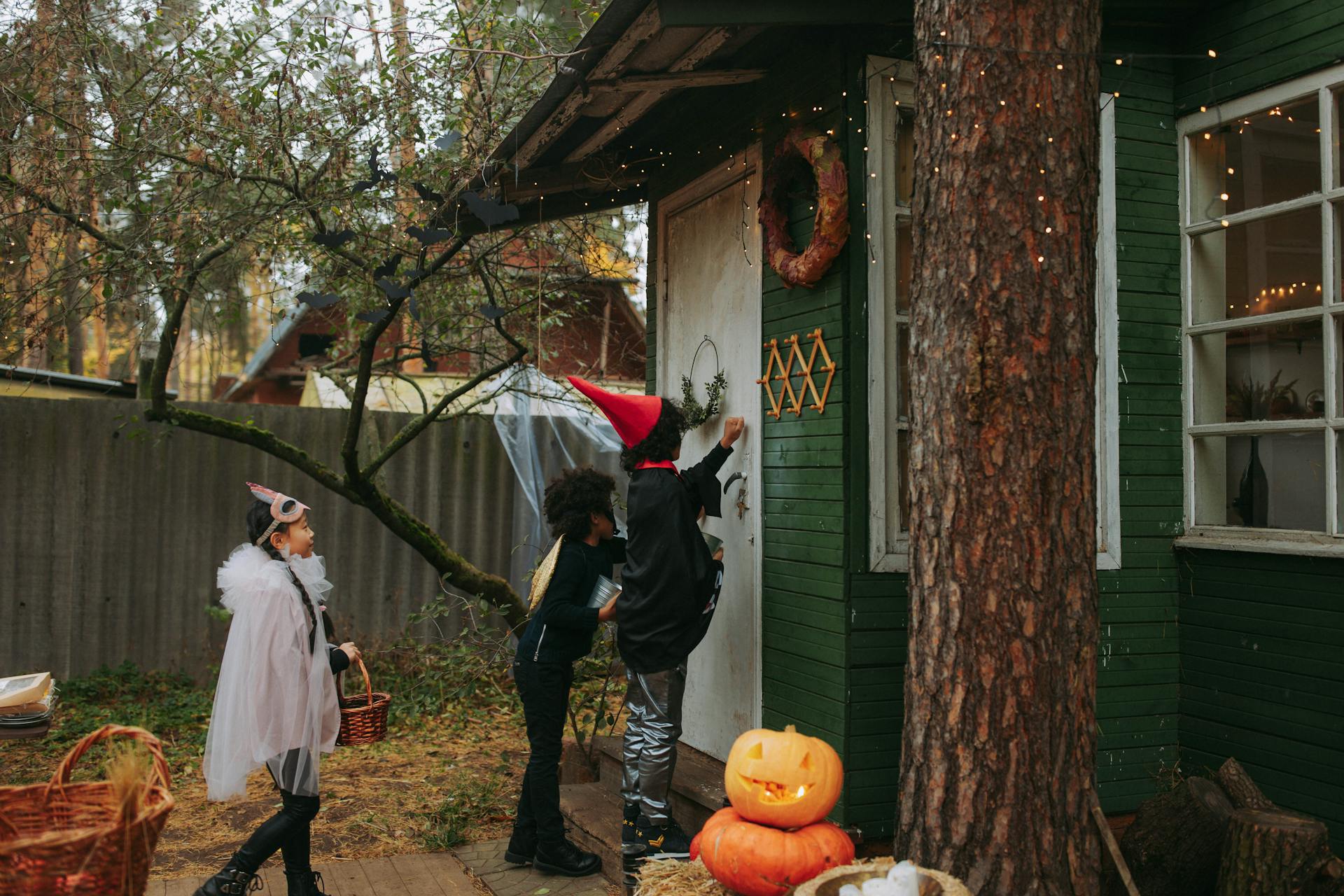 Niños llamando a la puerta de una casa durante Halloween | Fuente: Pexels