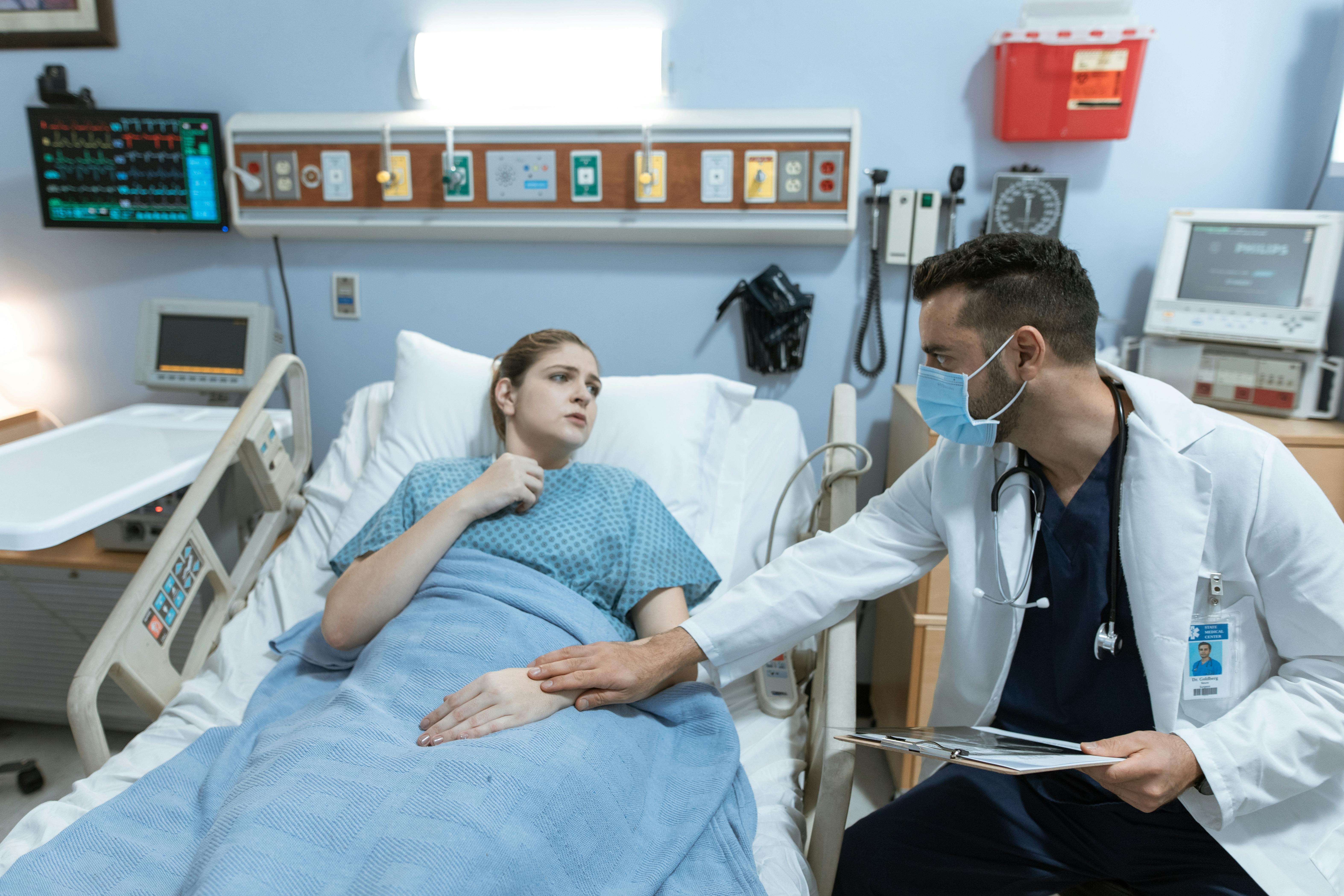 Mujer enferma recibiendo noticias de su médico | Foto: Pexels