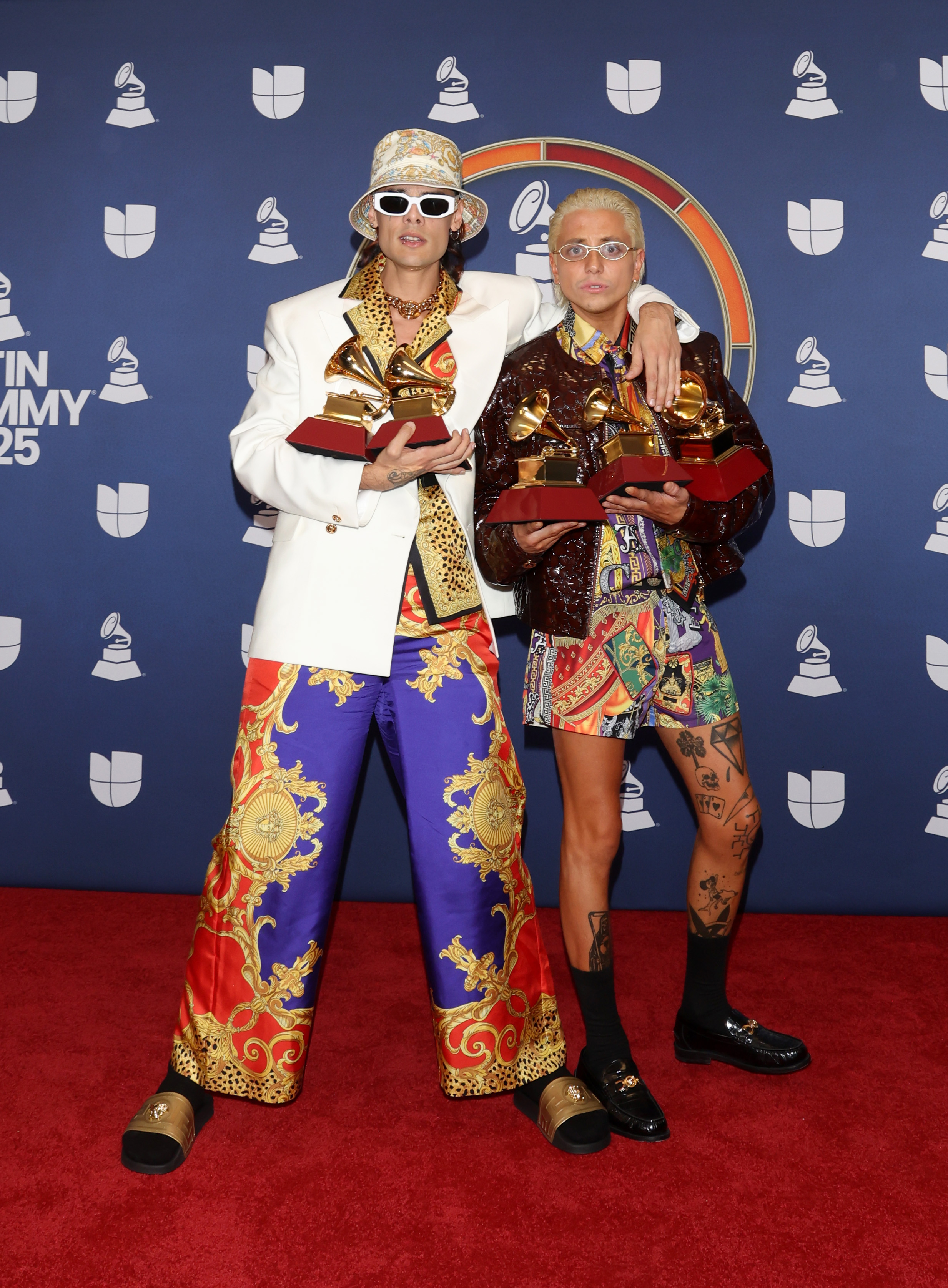 Ca7riel y Paco Amoroso posan en la sala de prensa durante la 26a Entrega Anual del Latin Grammy en el MGM Grand Garden Arena el 13 de noviembre de 2025 en Las Vegas, Nevada. | Fuente: Getty Images.
