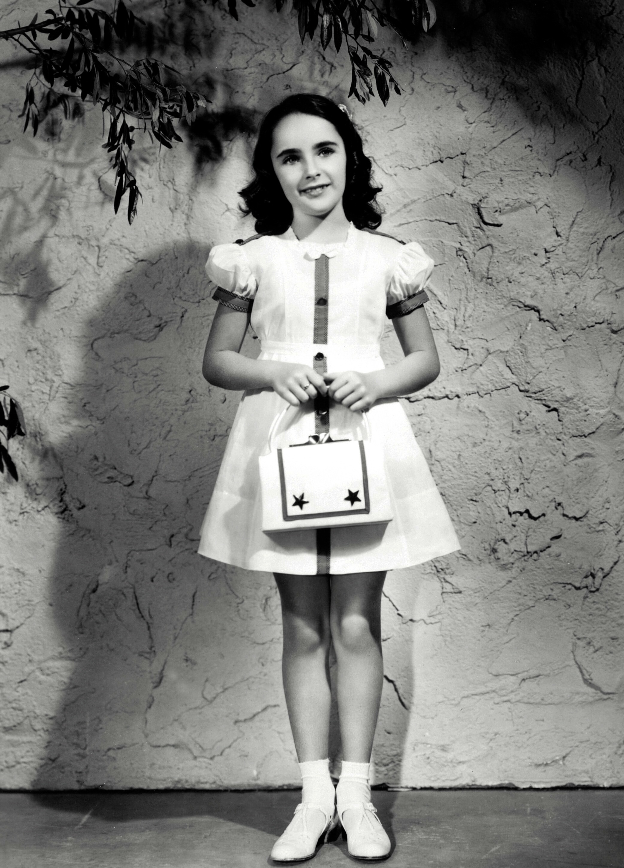 La estrella infantil Elizabeth Taylor posando con su bolso el 1 de enero de 1940 | Foto: Getty Images