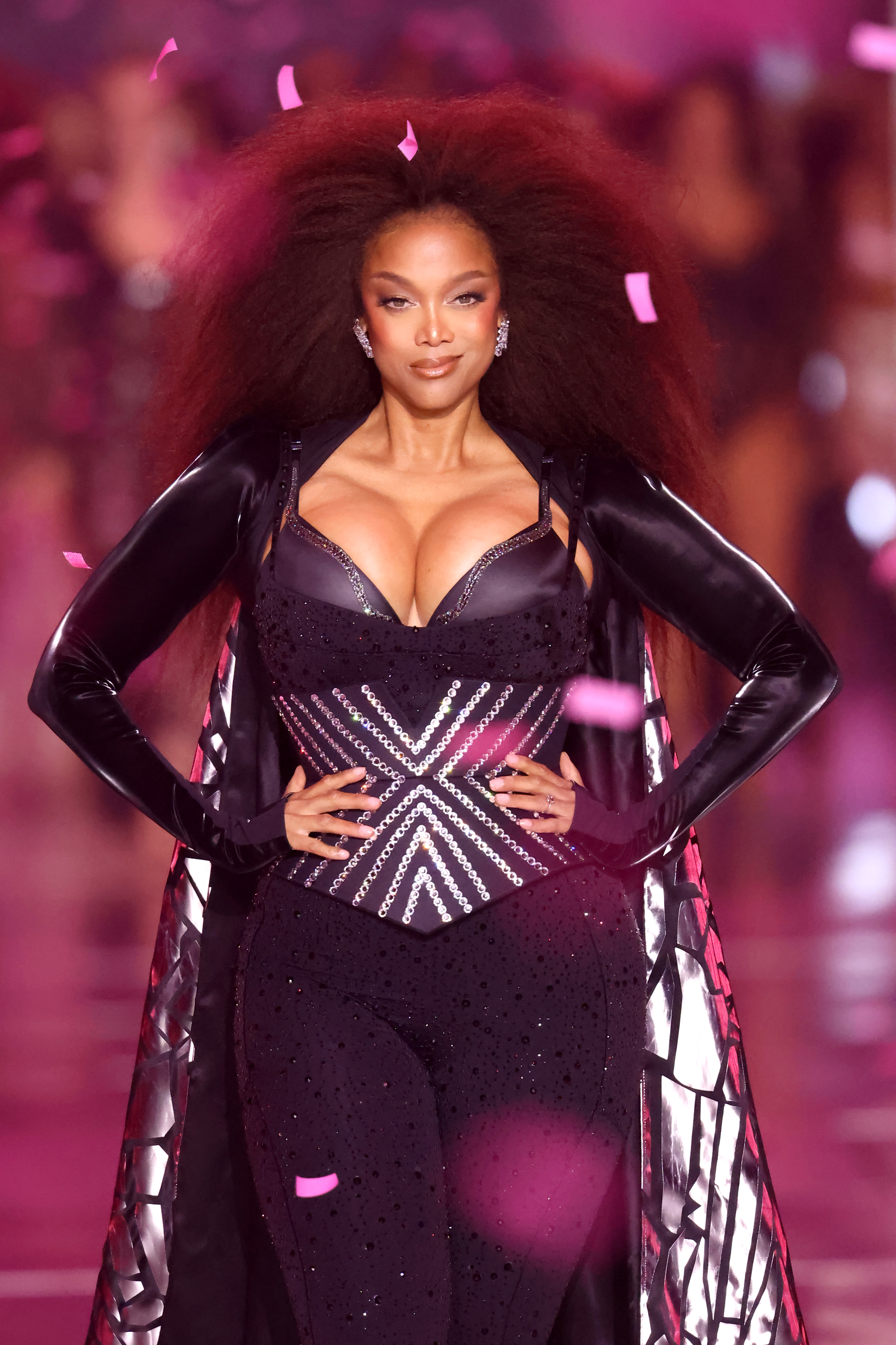 Tyra Banks camina por la pasarela del Victoria's Secret Fashion Show 2024 en Nueva York el 15 de octubre de 2024 | Fuente: Getty Images