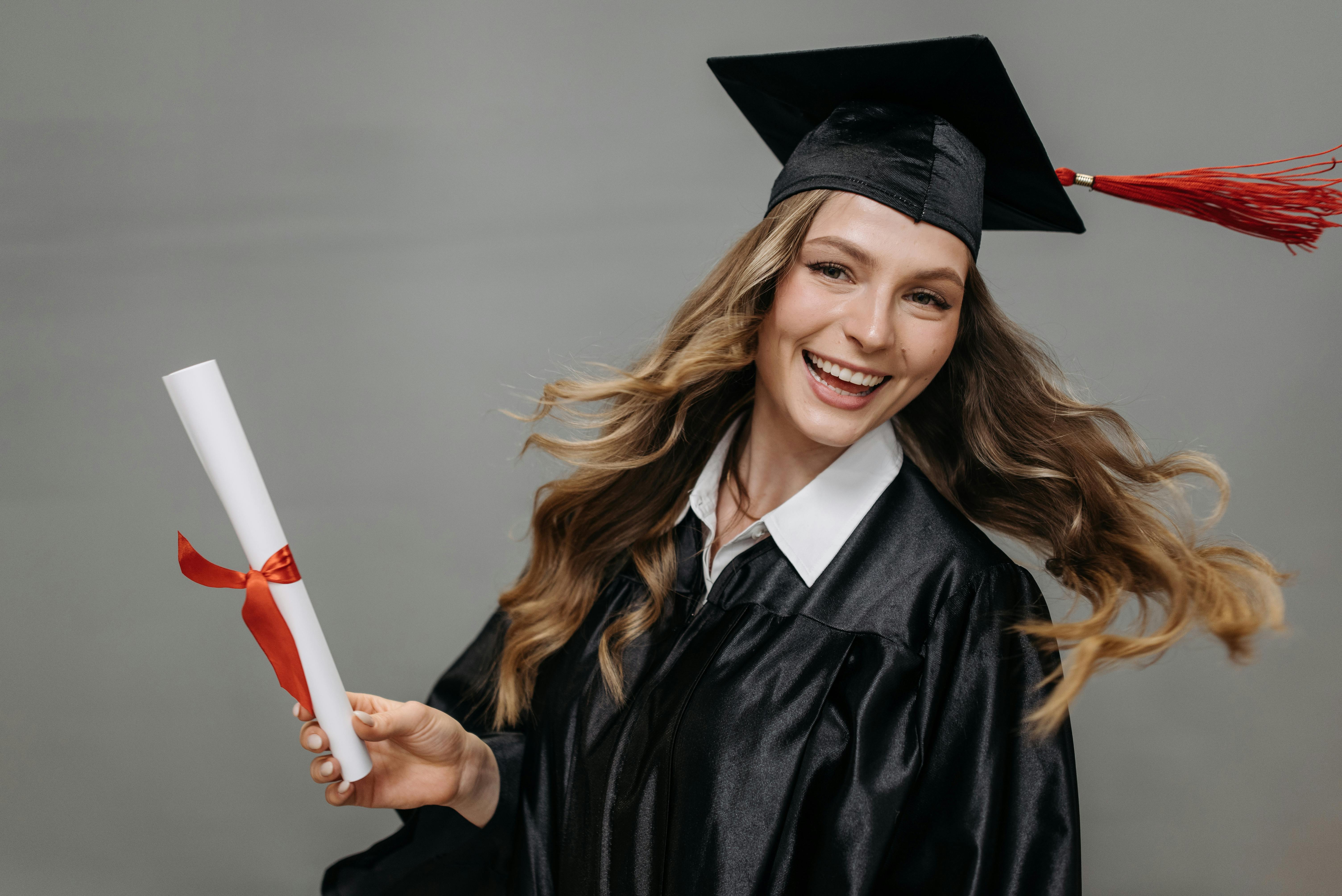 Una mujer fotografiada el día de su graduación | Fuente: Pexels