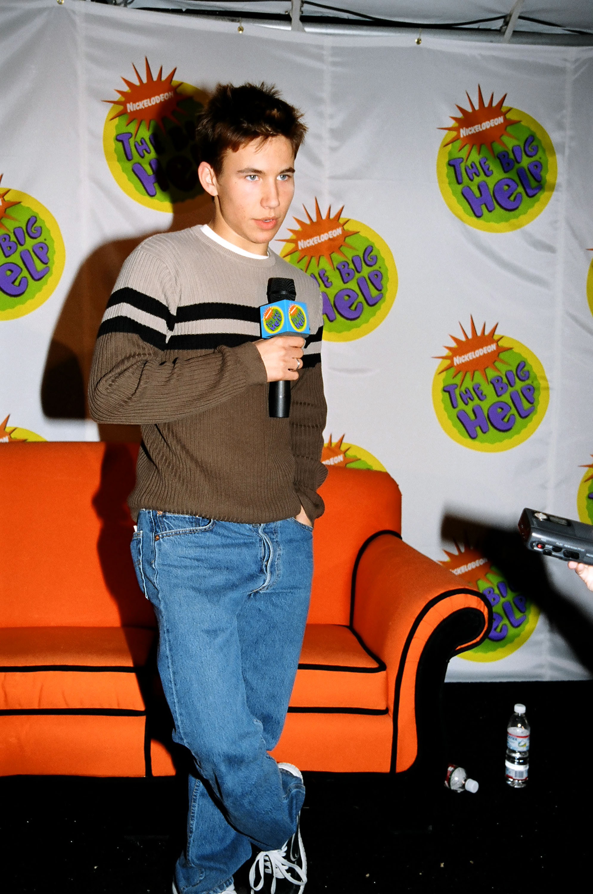 Jonathan Taylor Thomas habla durante el evento "Big Help" de Nickelodeon de 1998 en Los Ángeles, California | Fuente: Getty Images