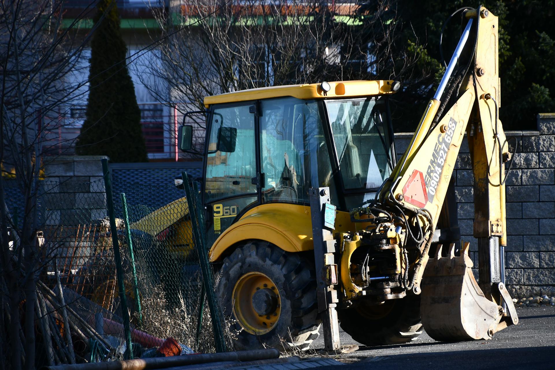 Una excavadora cerca de una casa | Fuente: Pexels