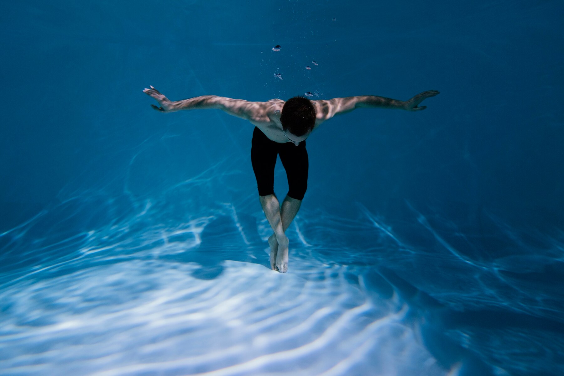 Un hombre zambulléndose en una piscina | Fuente: Freepik