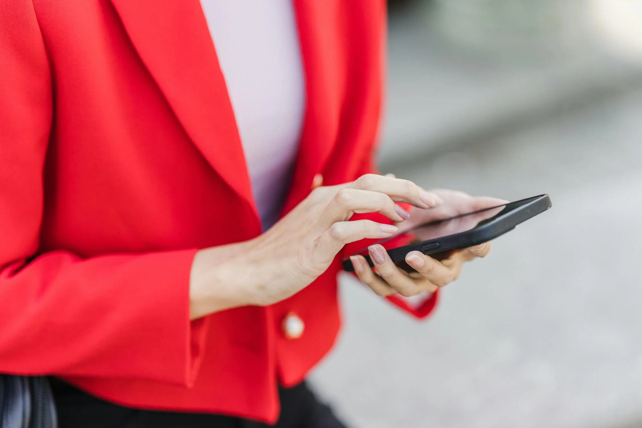 Una mujer con un teléfono en la mano | Fuente: Pexels