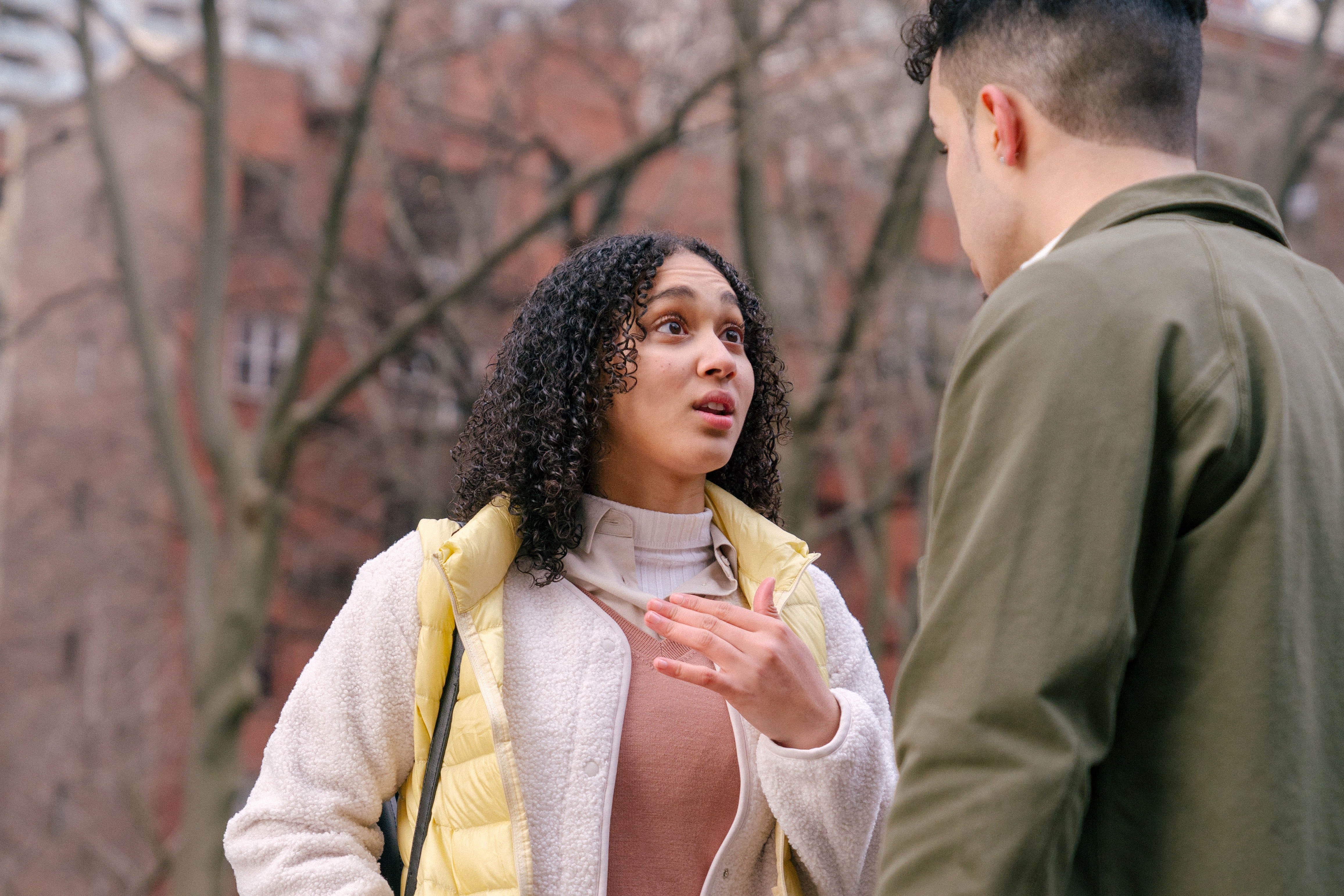 Mujer joven discutiendo con un hombre. | Foto: Pexels