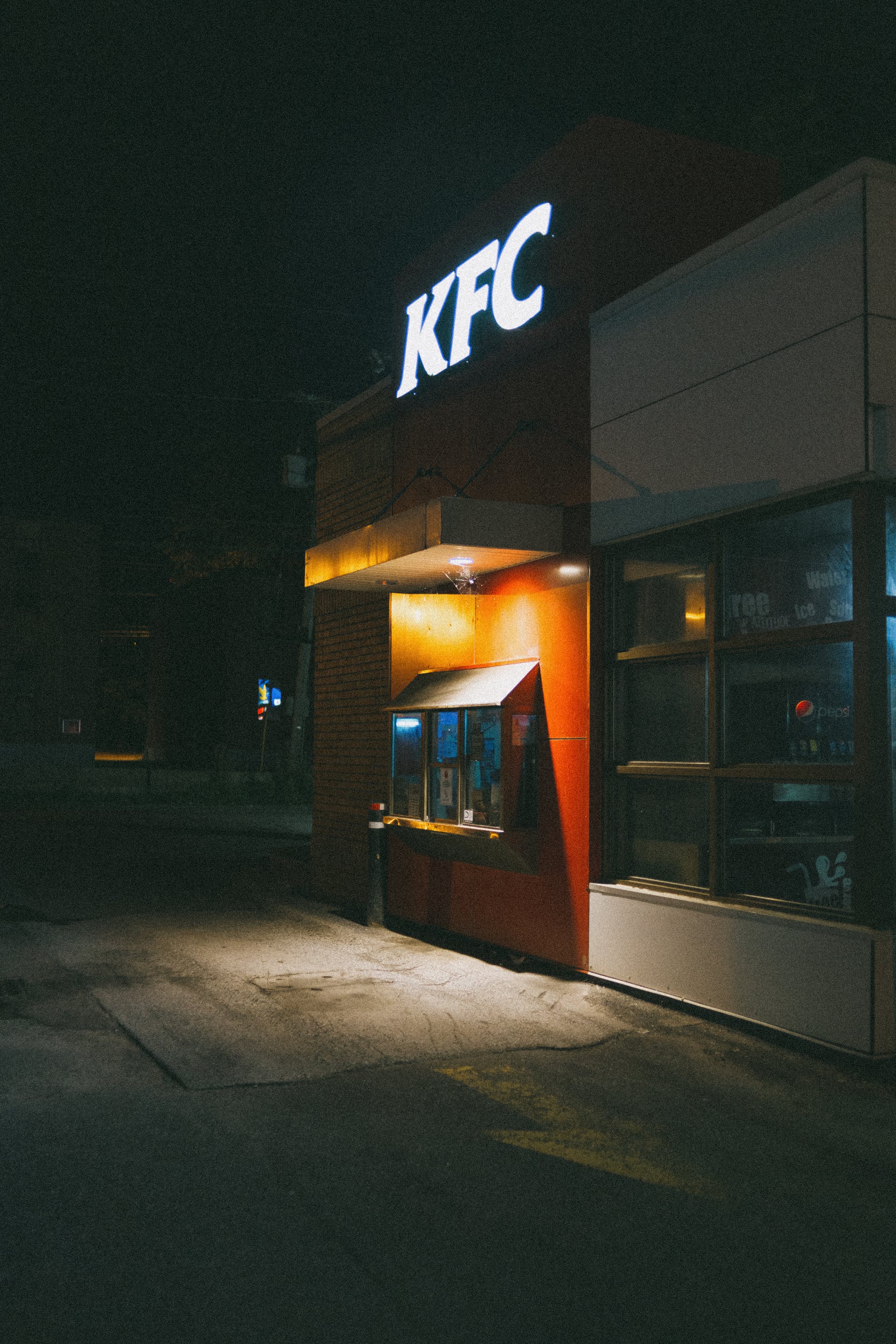 Un restaurante KFC de noche | Fuente: Pexels