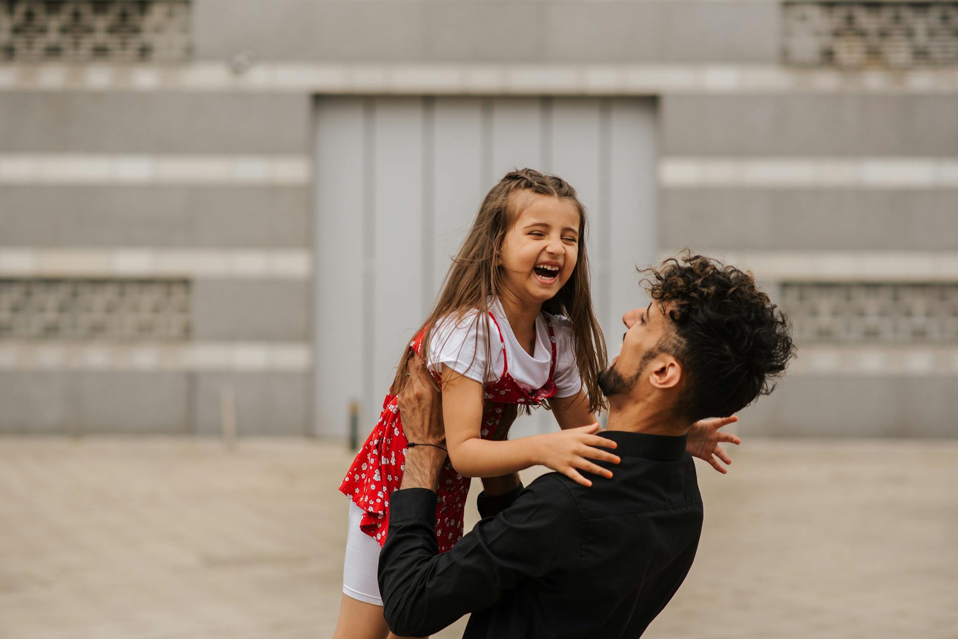 Un hombre jugando con una niña | Fuente: Pexels