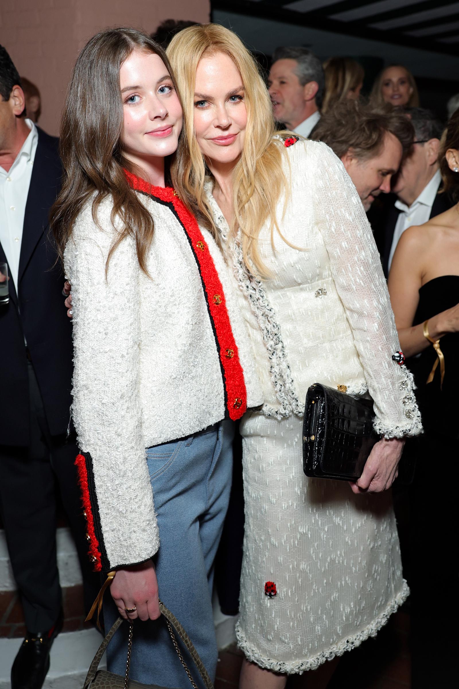 Nicole Kidman y su hija Faith Margaret, de 15 años, acuden a la cena previa a los Óscar organizada por Chanel y Charles Finch en Beverly Hills en marzo de 2026. Las dos llevan conjuntos a juego de Chanel: la chaqueta de Faith tiene ribetes rojos y el conjunto de Nicole cuenta con delicados adornos de mariquitas. | Fuente: Getty Images