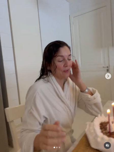 Andrea Frigerio celebrando su cumpleaños desde su cocina junto a su familia | Fuente: Instagram/ andreafrigeriook