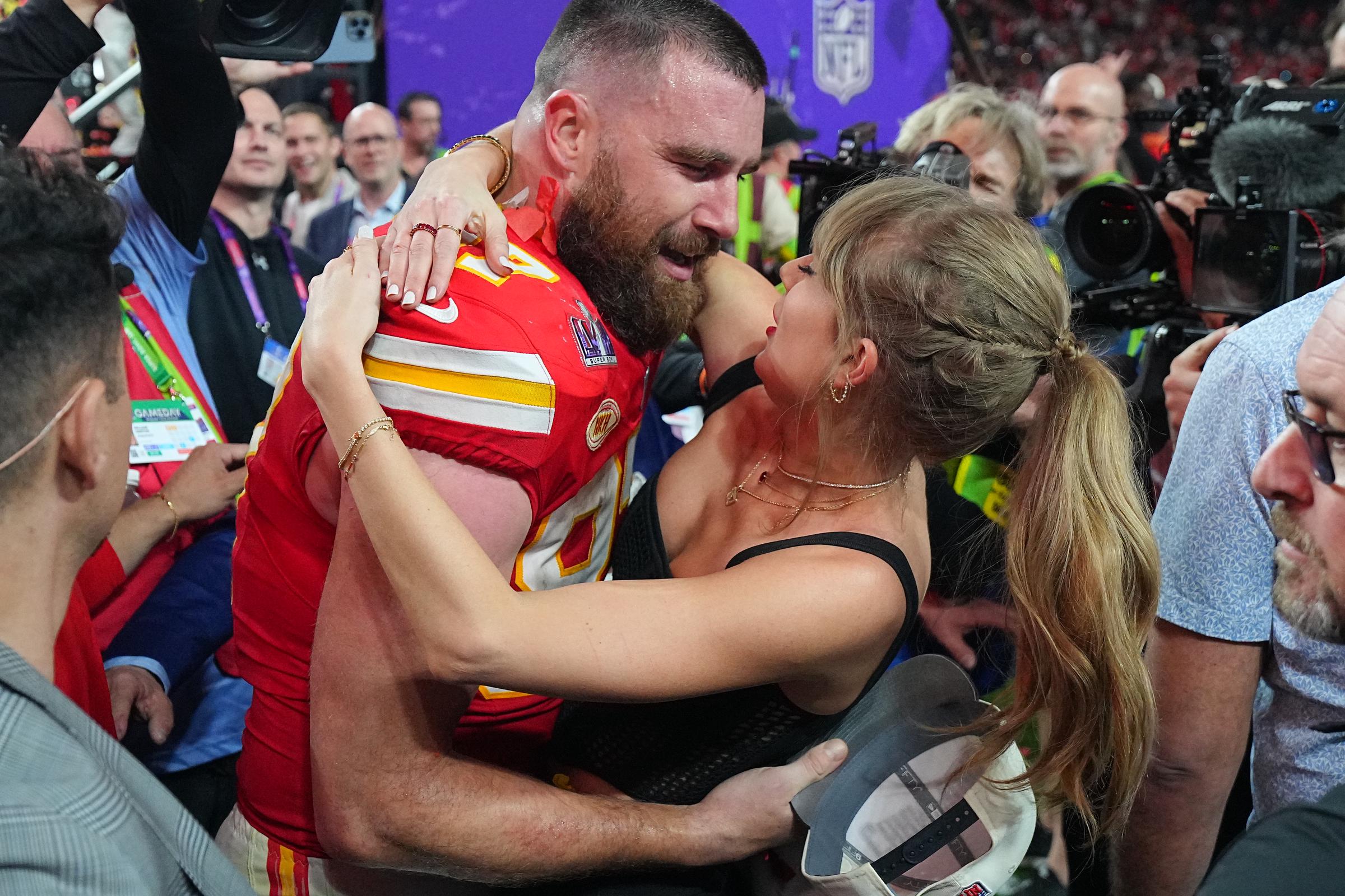 Travis Kelce y Taylor Swift celebrando la Super Bowl LVIII en Las Vegas, Nevada, el 11 de febrero de 2024 | Fuente: Getty Images