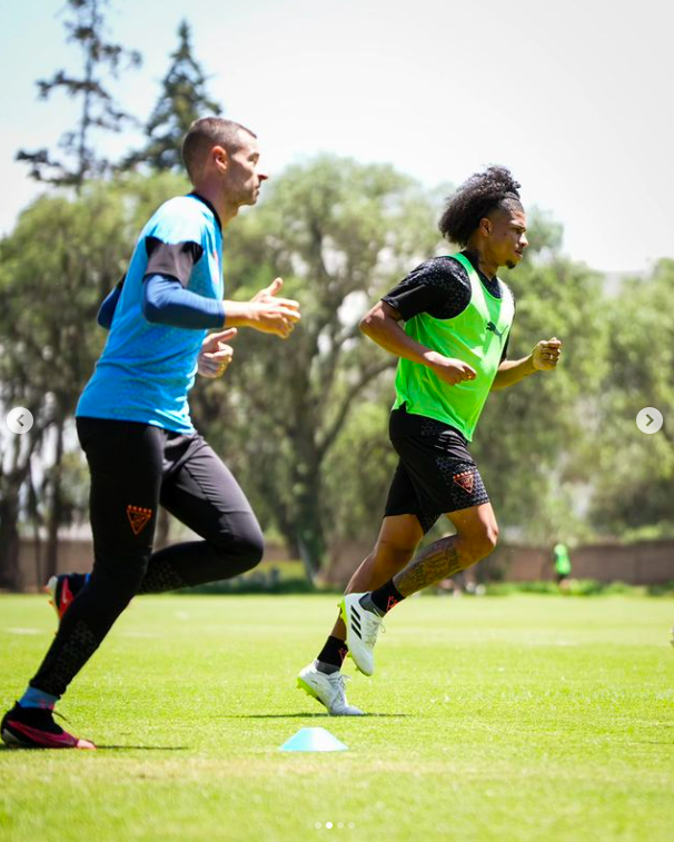 Marco Angulo y un hombre no identificado en medio de lo que parecía ser una sesión de entrenamiento. | Fuente: Instagram/ldu_oficial