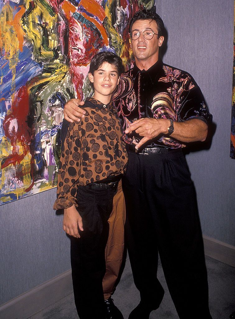 Sylvester Stallone y su hijo Sage en la exposición nocturna inaugural y cóctel de Sylvester Stallone's Paintings, el 10 de septiembre de 1990 en Hanson Galleries en Beverly Hills, California. | Foto: Getty Images