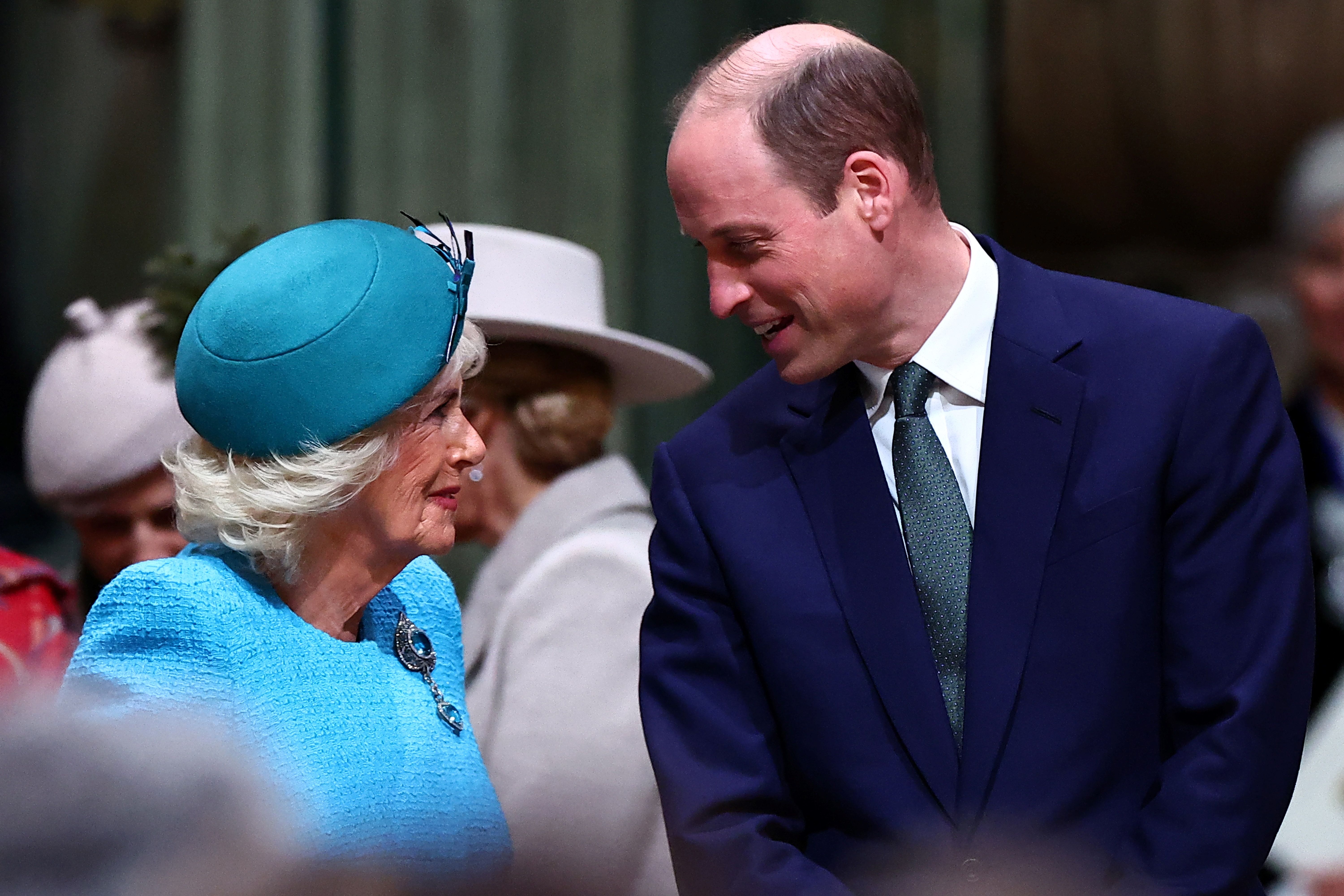 La reina Camilla y William, príncipe de Gales, hablan mientras asisten al Servicio del Día de la Commonwealth 2024 en Londres, Inglaterra, el 11 de marzo de 2024 | Fuente: Getty Images