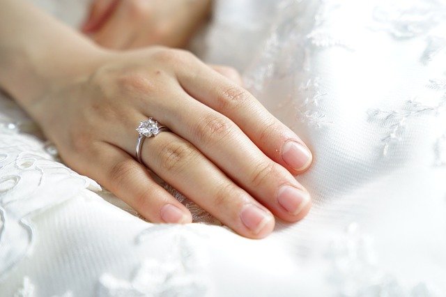 Una mujer portando un anillo de compromiso.  | Foto: Pixabay