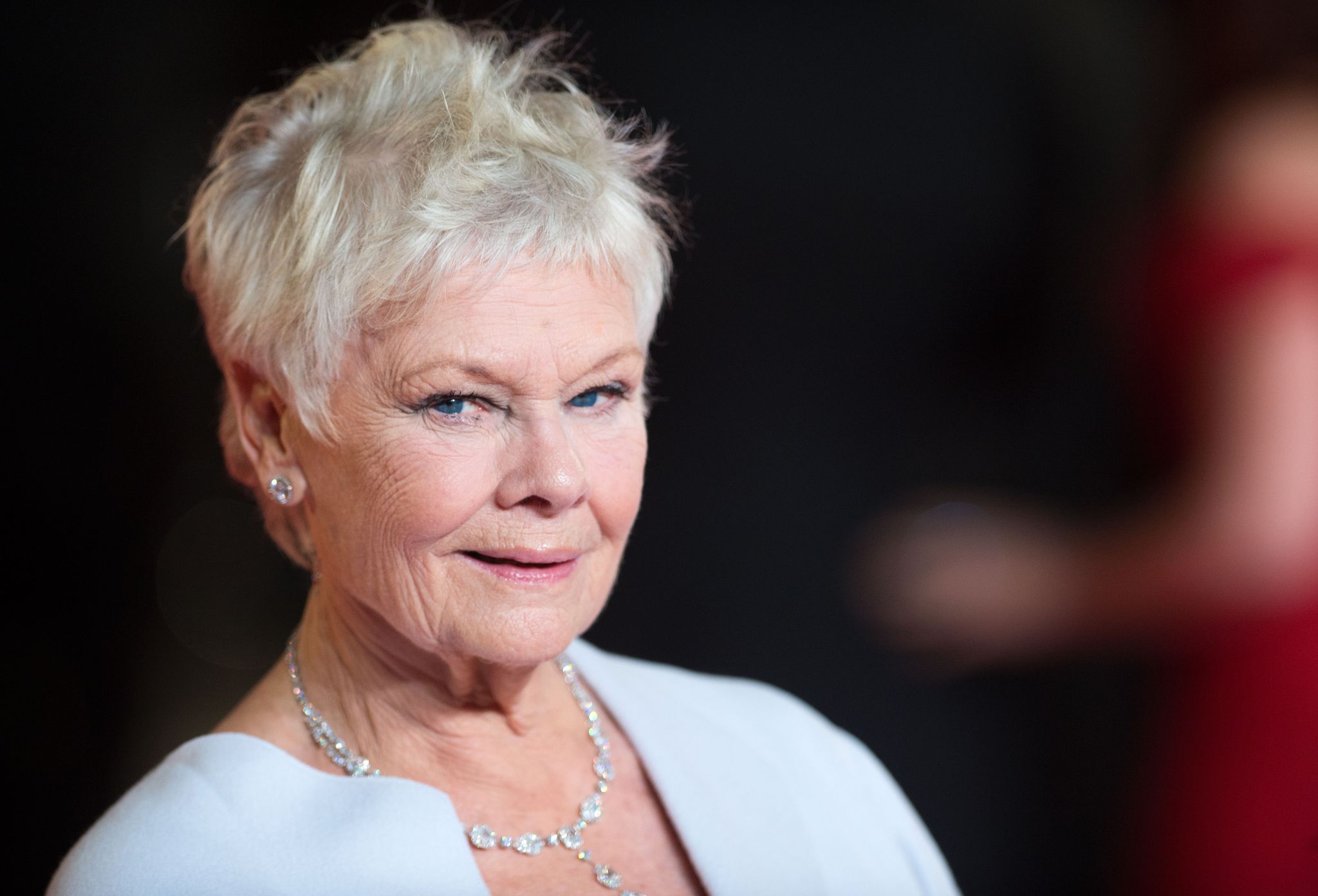 Judi Dench en el Royal World Premiere de 'Skyfall' en 2012 en Londres, Inglaterra. | Foto: Getty Images