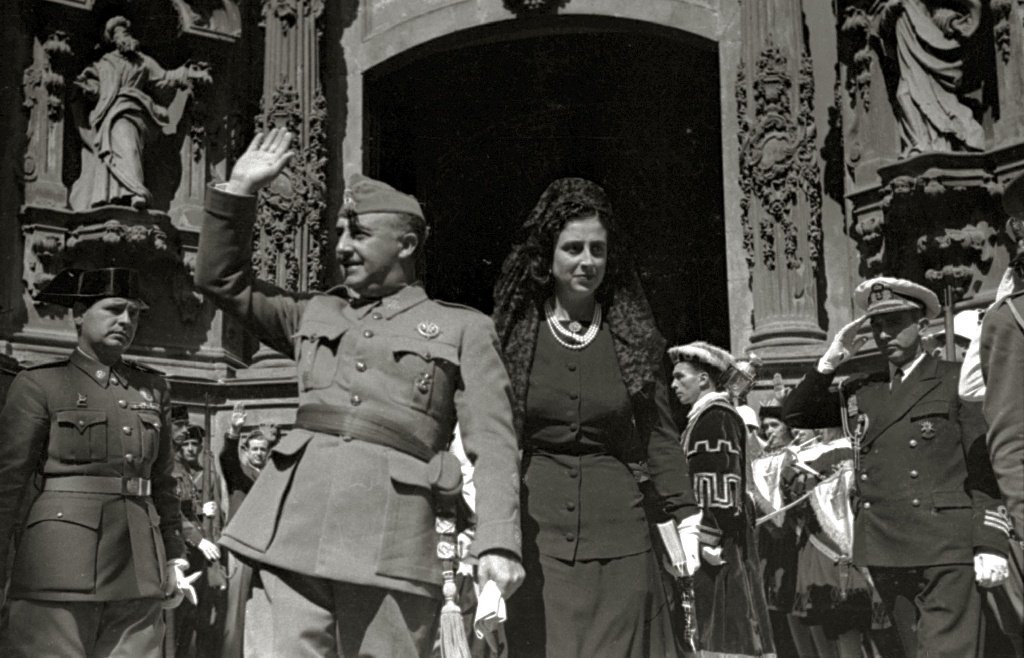 Visita de Francisco Franco y su esposa, Carmen Polo, en un acto | Imagen: Wikipedia
