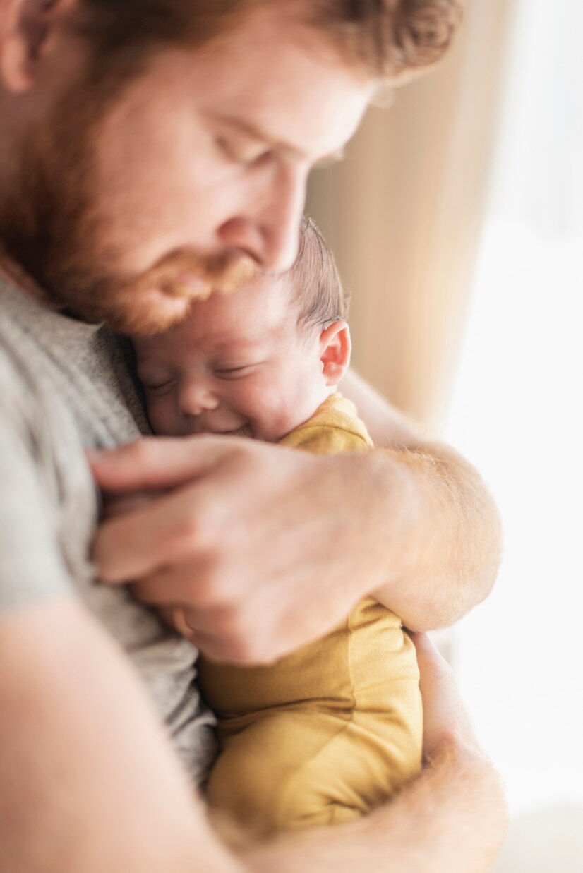 Primer plano de un padre con su bebé | Fuente: Freepik